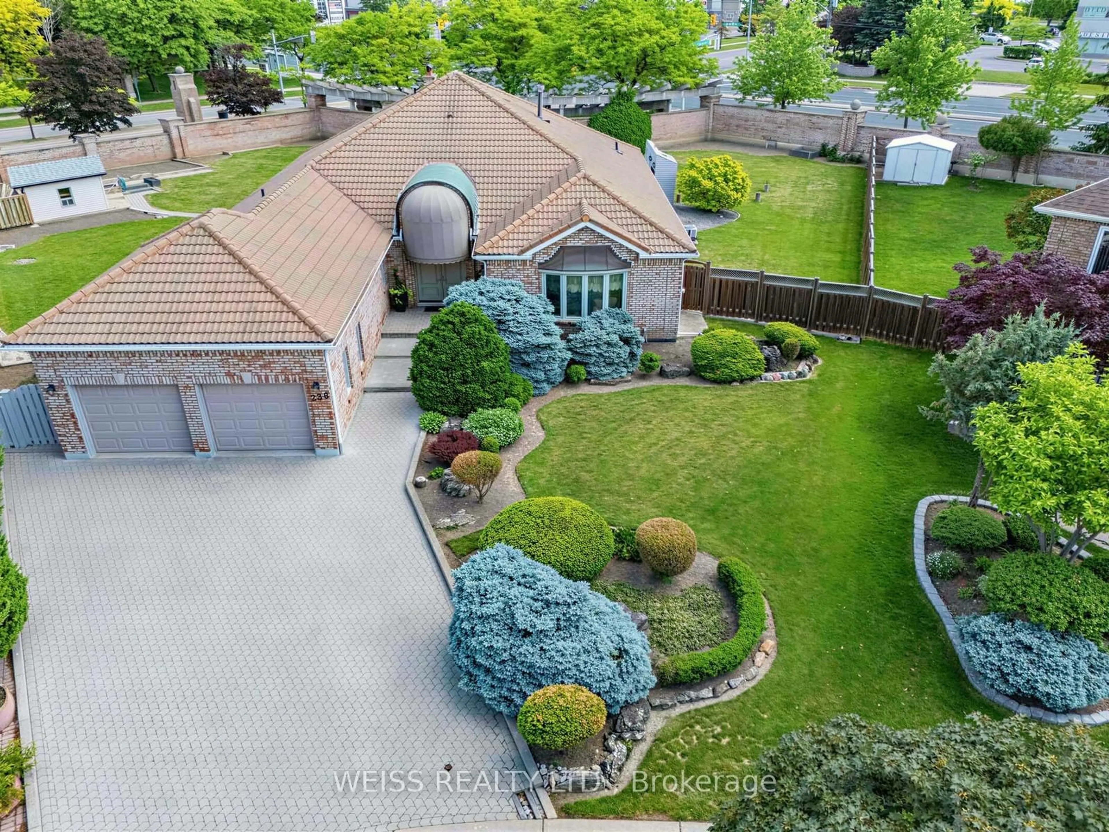 A pic from outside/outdoor area/front of a property/back of a property/a pic from drone, water/lake/river/ocean view for 238 Bourbon St, Vaughan Ontario L4L 6Z2