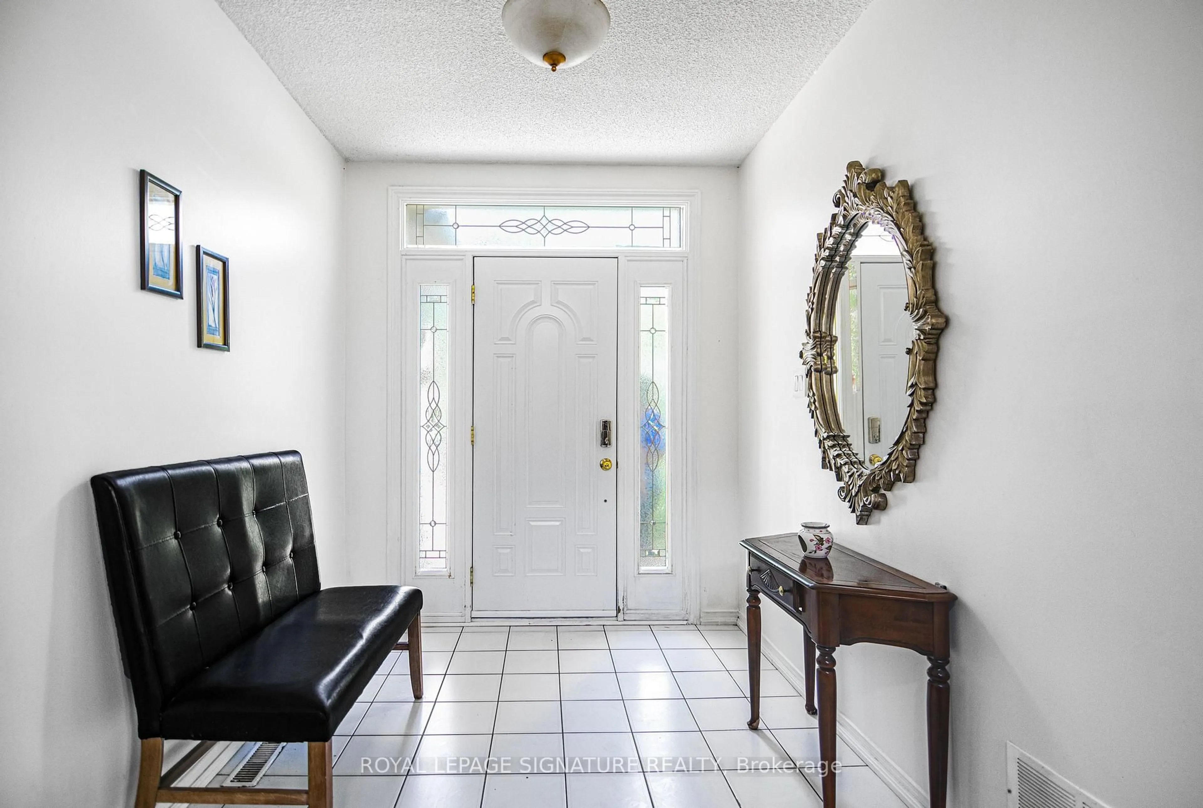 Indoor entryway for 432 Alex Doner Dr, Newmarket Ontario L3X 1C5