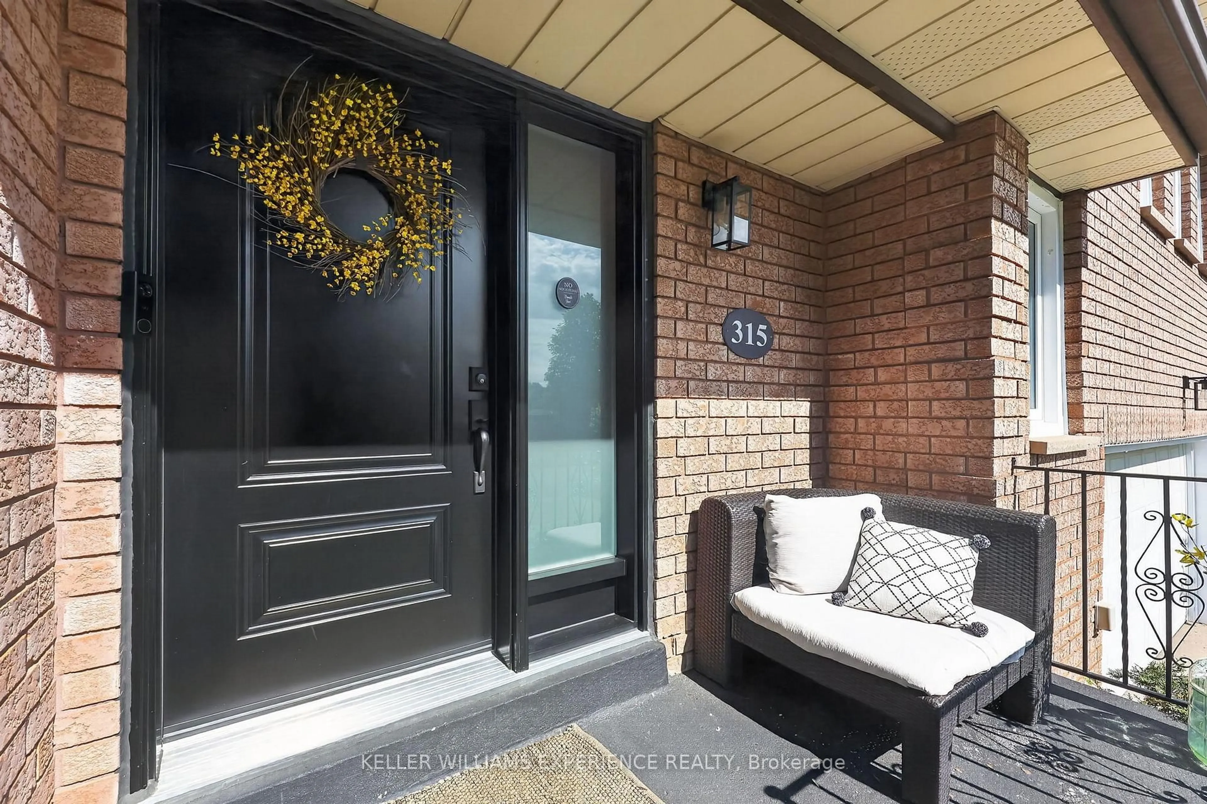 Indoor entryway for 315 Hemlock Dr, Whitchurch-Stouffville Ontario L4A 5A7