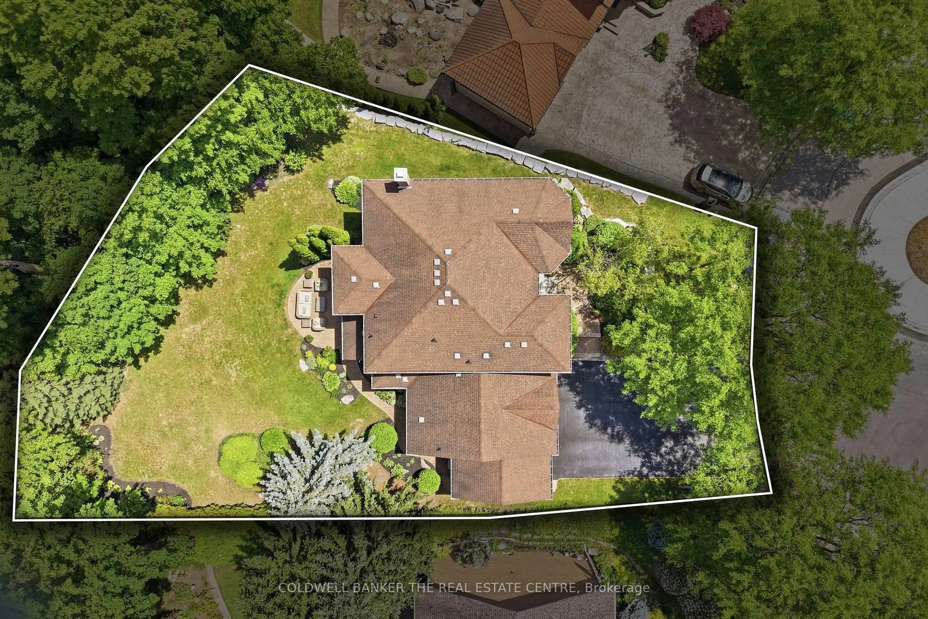 A pic from outside/outdoor area/front of a property/back of a property/a pic from drone, street for 49 Falling Leaf Crt, Aurora Ontario L4G 6K6
