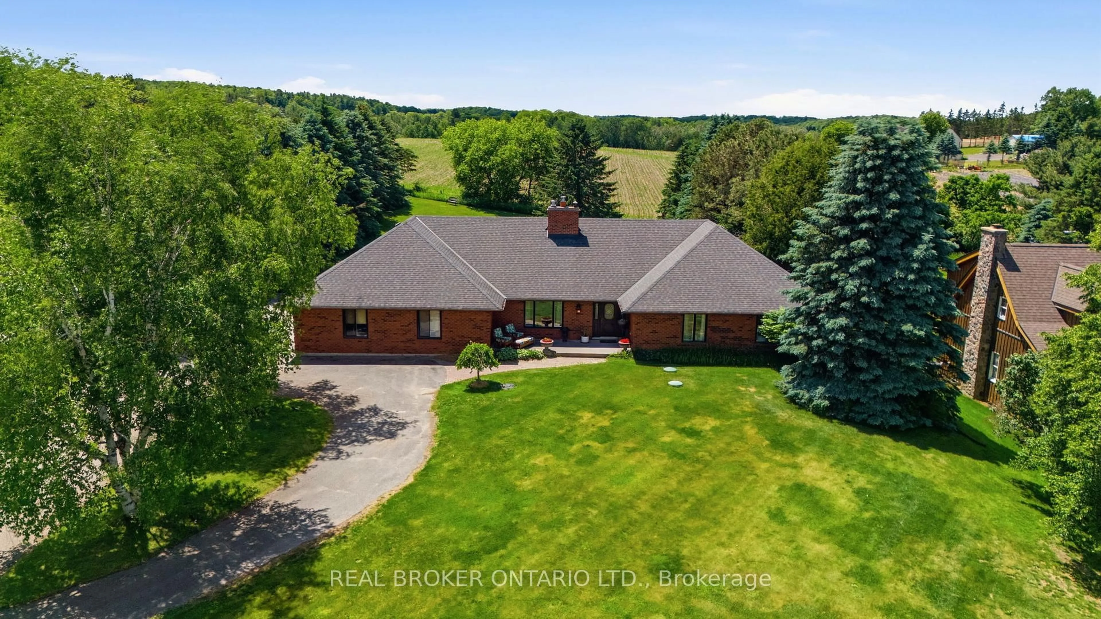 A pic from outside/outdoor area/front of a property/back of a property/a pic from drone, building for 41 Mill Run Gate, Uxbridge Ontario L9P 1R1