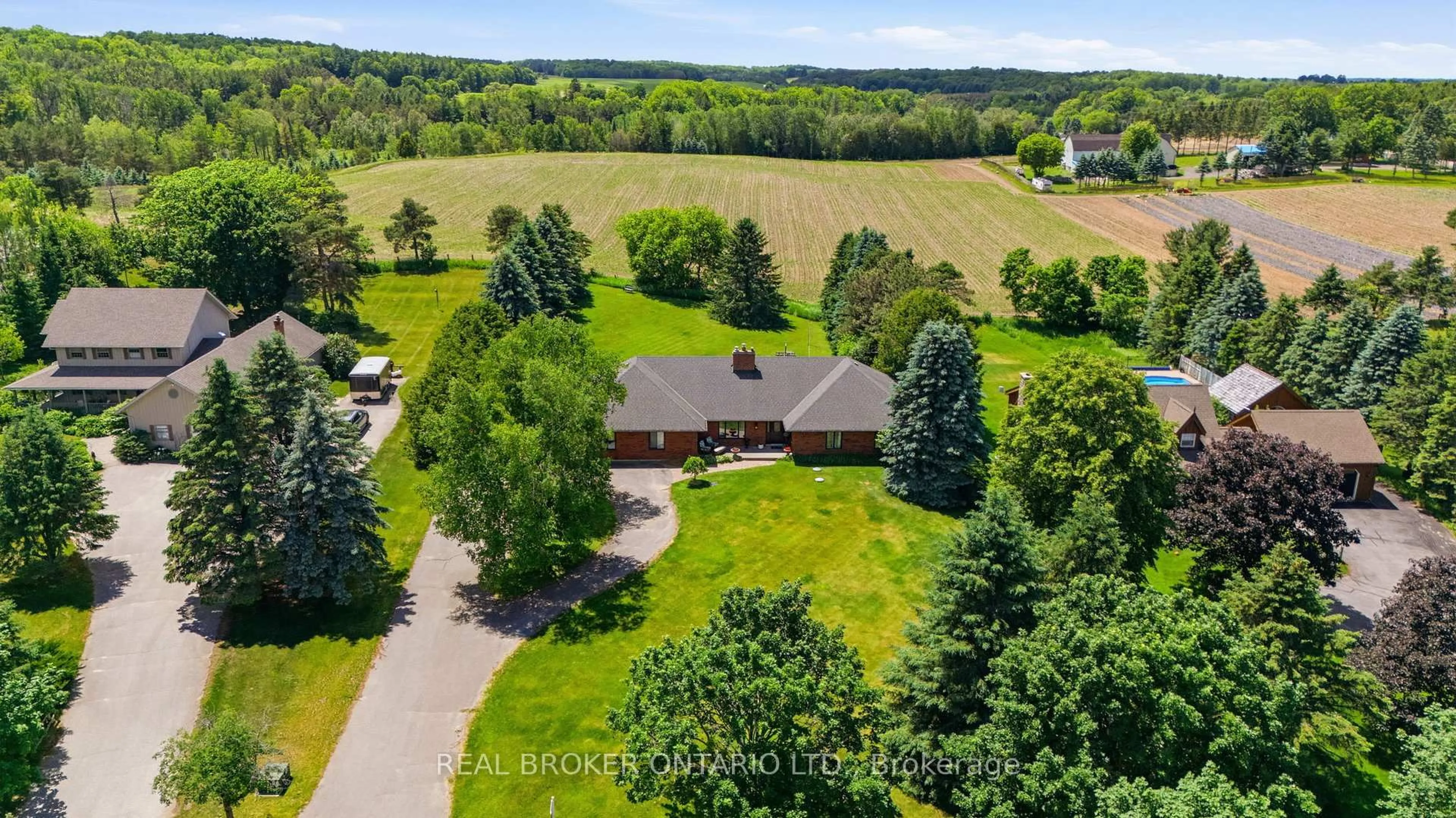 A pic from outside/outdoor area/front of a property/back of a property/a pic from drone, unknown for 41 Mill Run Gate, Uxbridge Ontario L9P 1R1