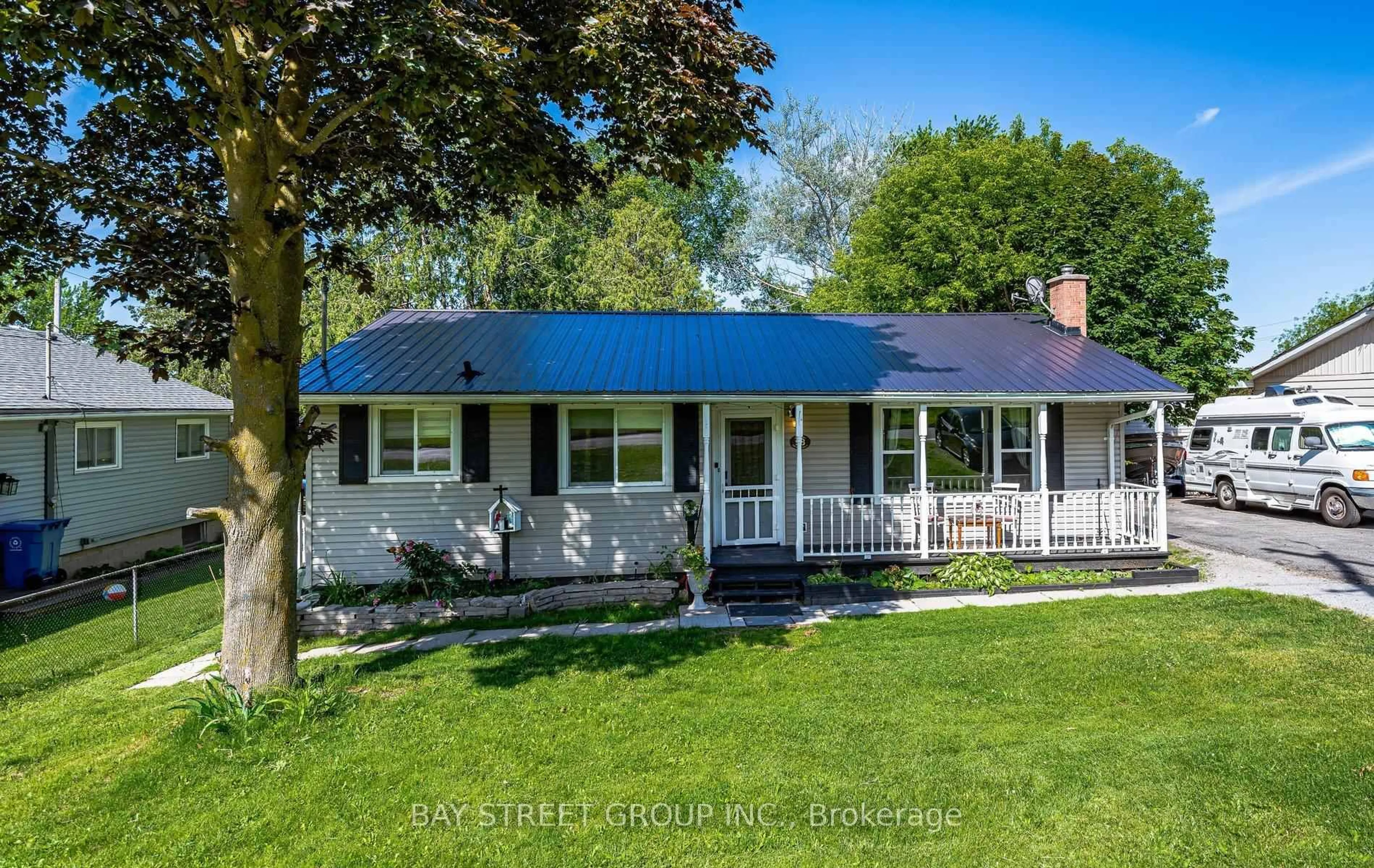 Home with vinyl exterior material, street for 98 The Queensway South Ave, Georgina Ontario L4P 1Z4