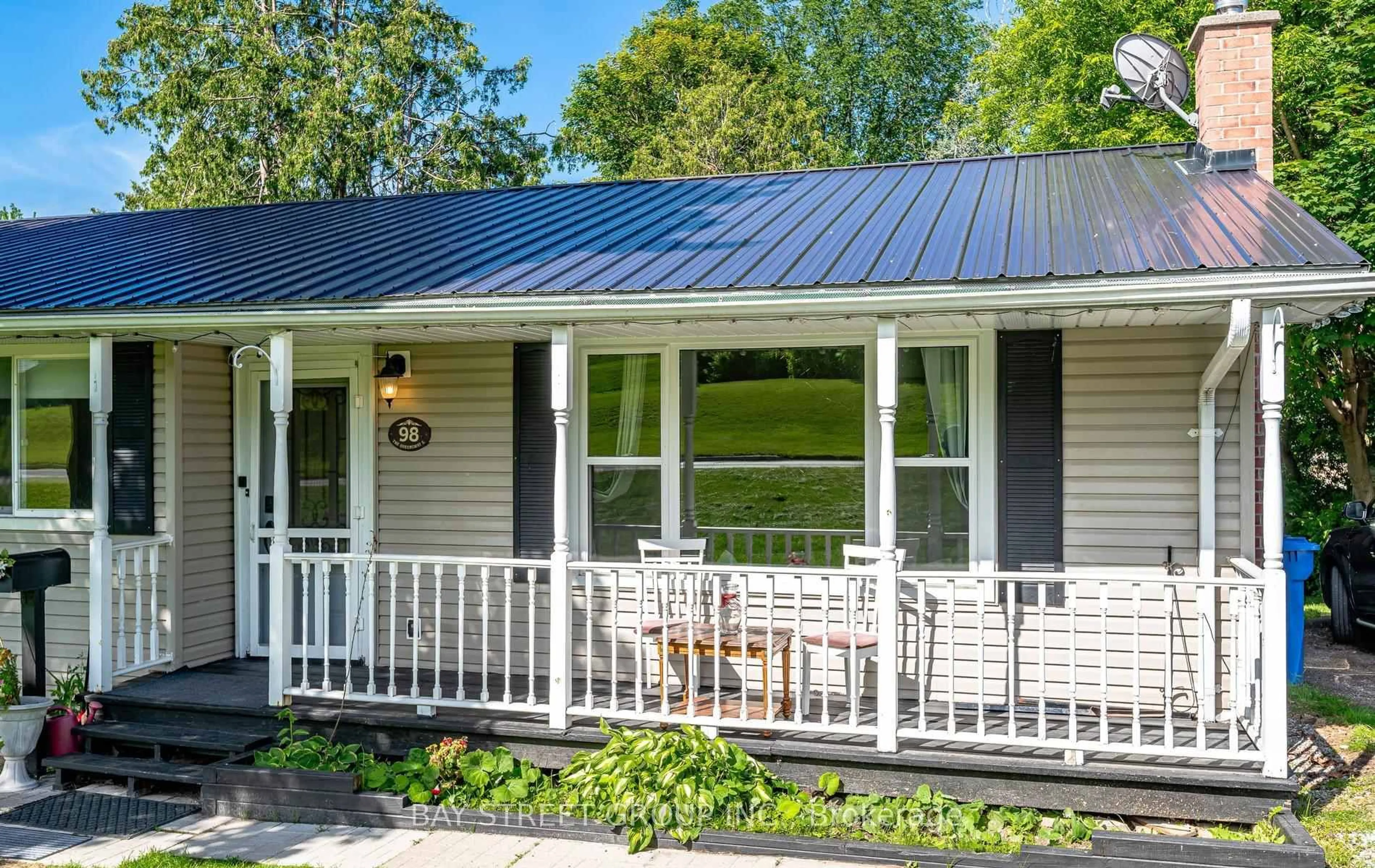 Home with vinyl exterior material, street for 98 The Queensway South Ave, Georgina Ontario L4P 1Z4