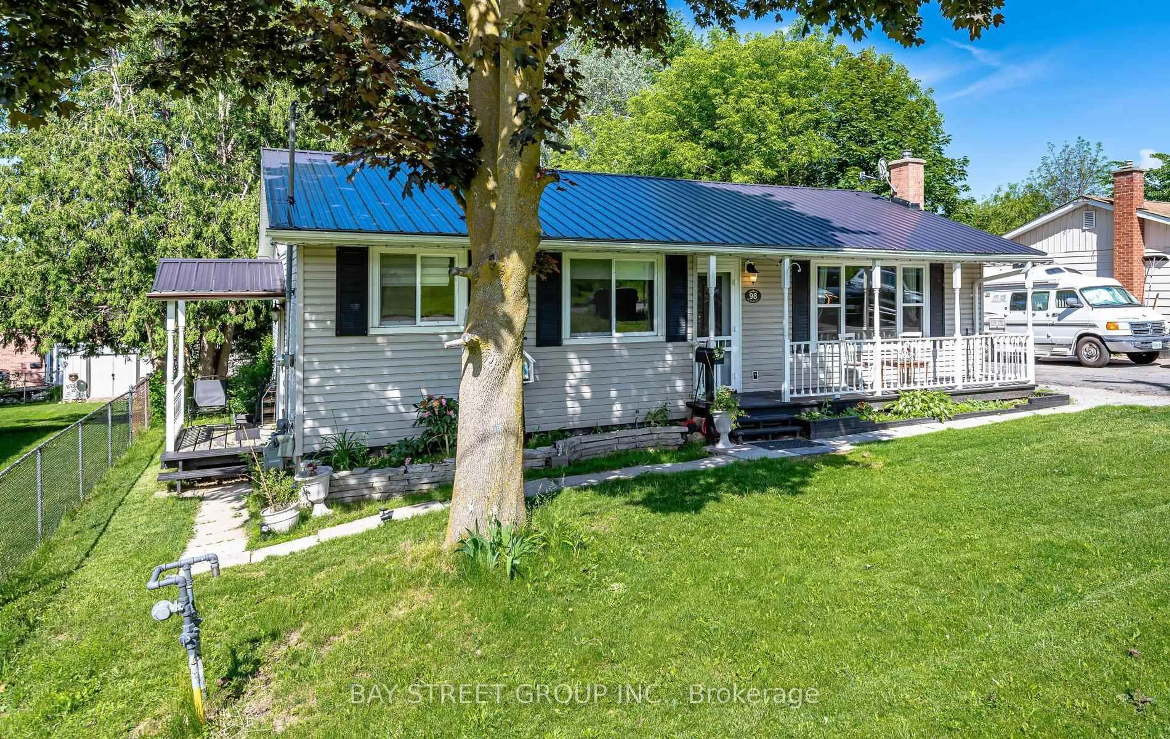 Home with vinyl exterior material, street for 98 The Queensway South Ave, Georgina Ontario L4P 1Z4