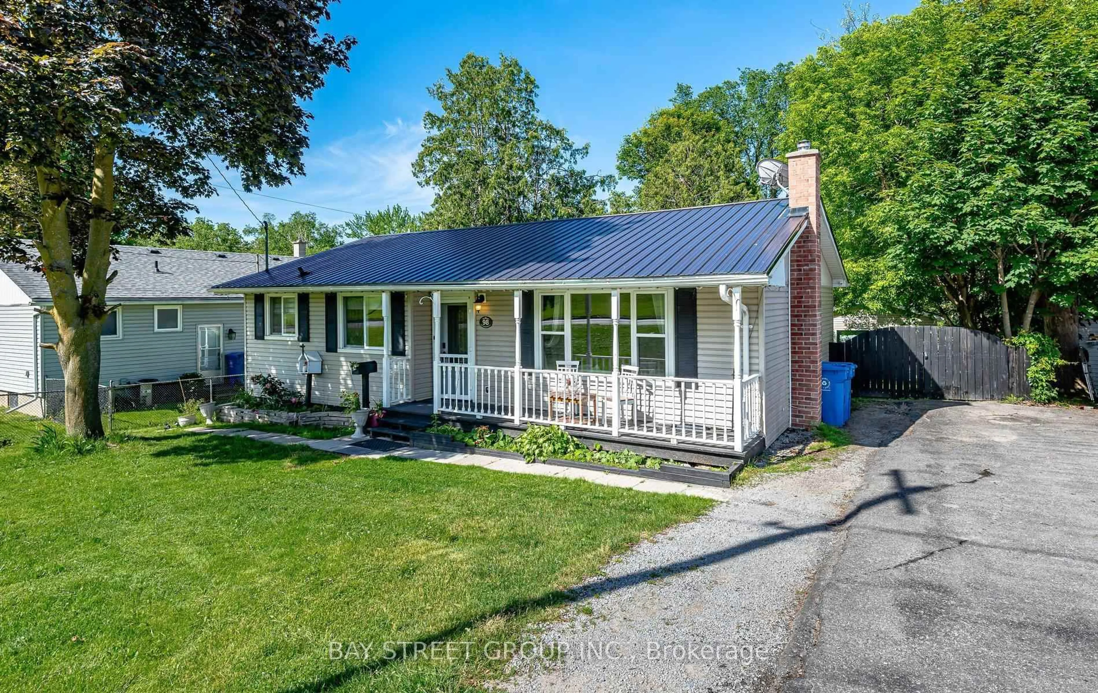 Home with vinyl exterior material, street for 98 The Queensway South Ave, Georgina Ontario L4P 1Z4