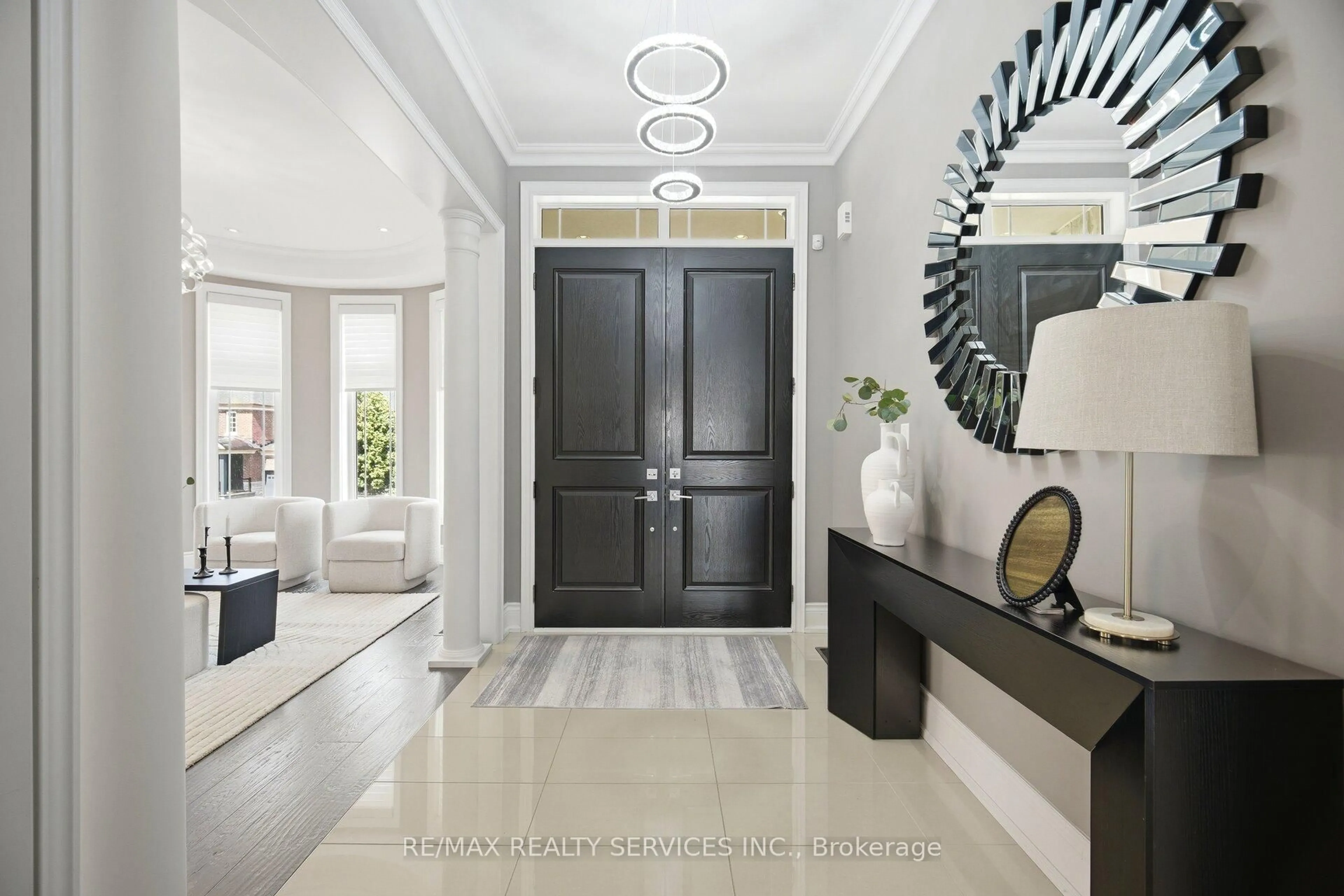 Indoor entryway for 36 West Coast Tr, King Ontario L7B 0A4