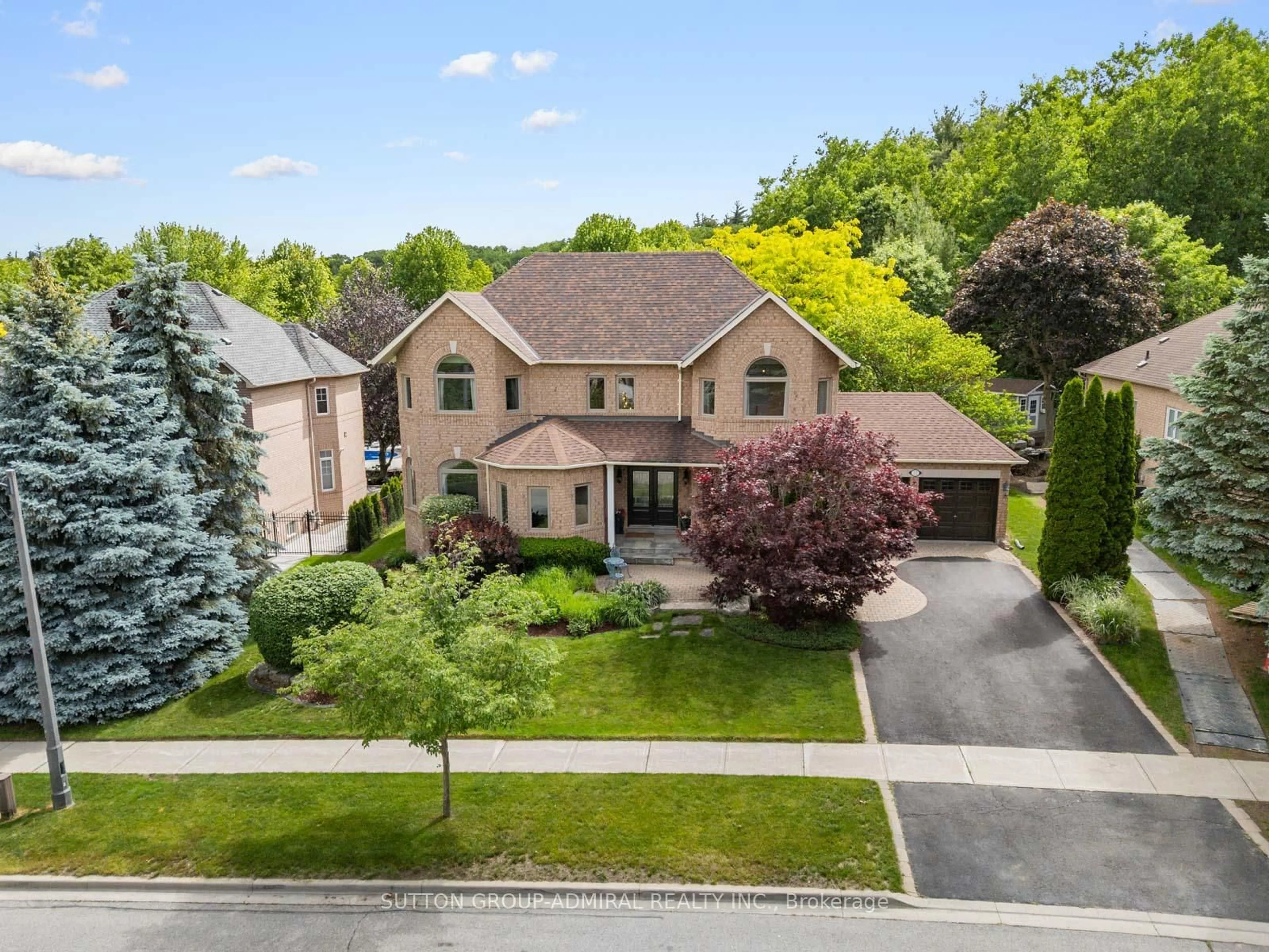 A pic from outside/outdoor area/front of a property/back of a property/a pic from drone, street for 37 Nevada Cres, Vaughan Ontario L6A 2V5