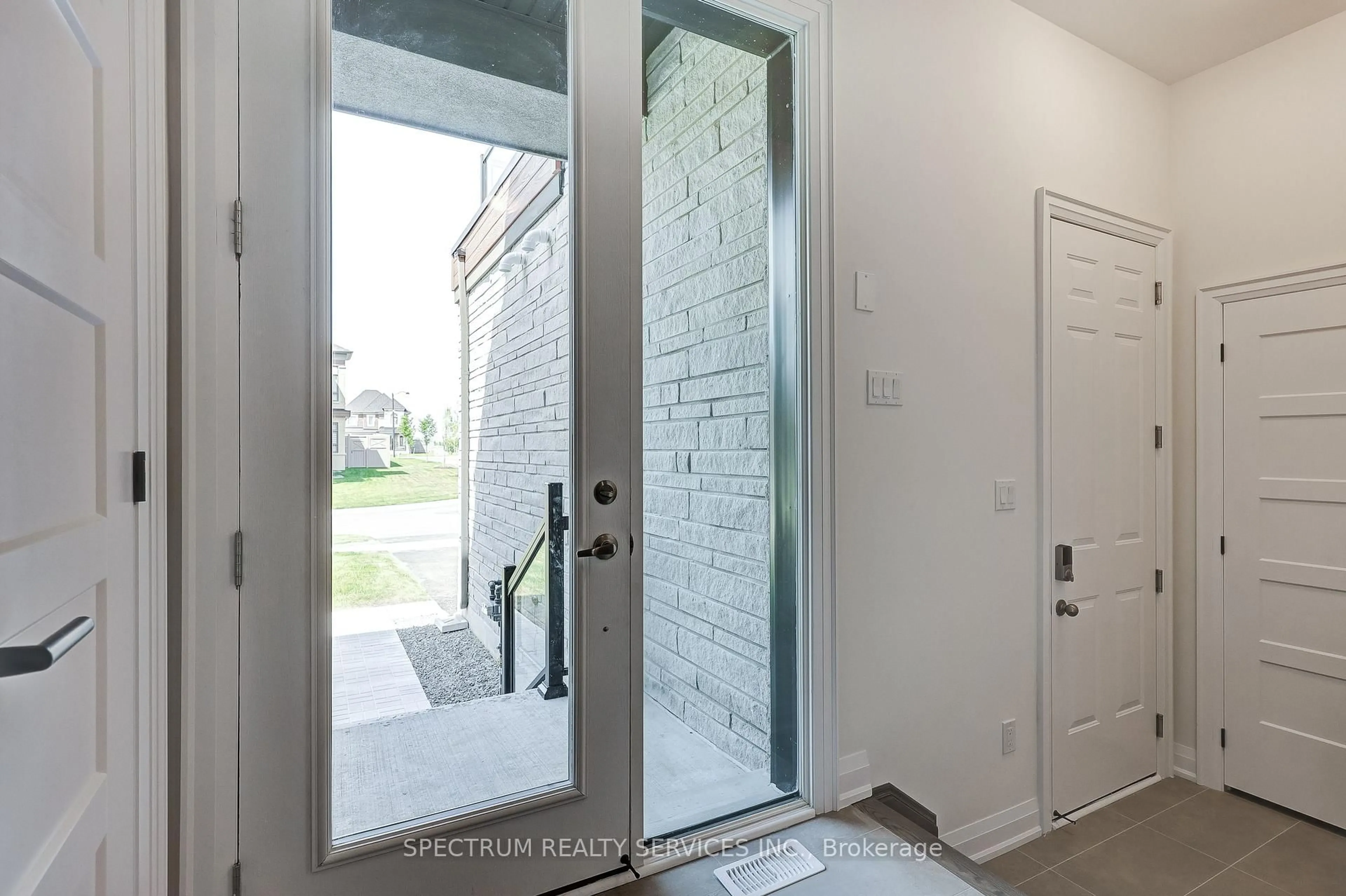 Indoor entryway for 72 Adario Cres, Vaughan Ontario L3L 0G3
