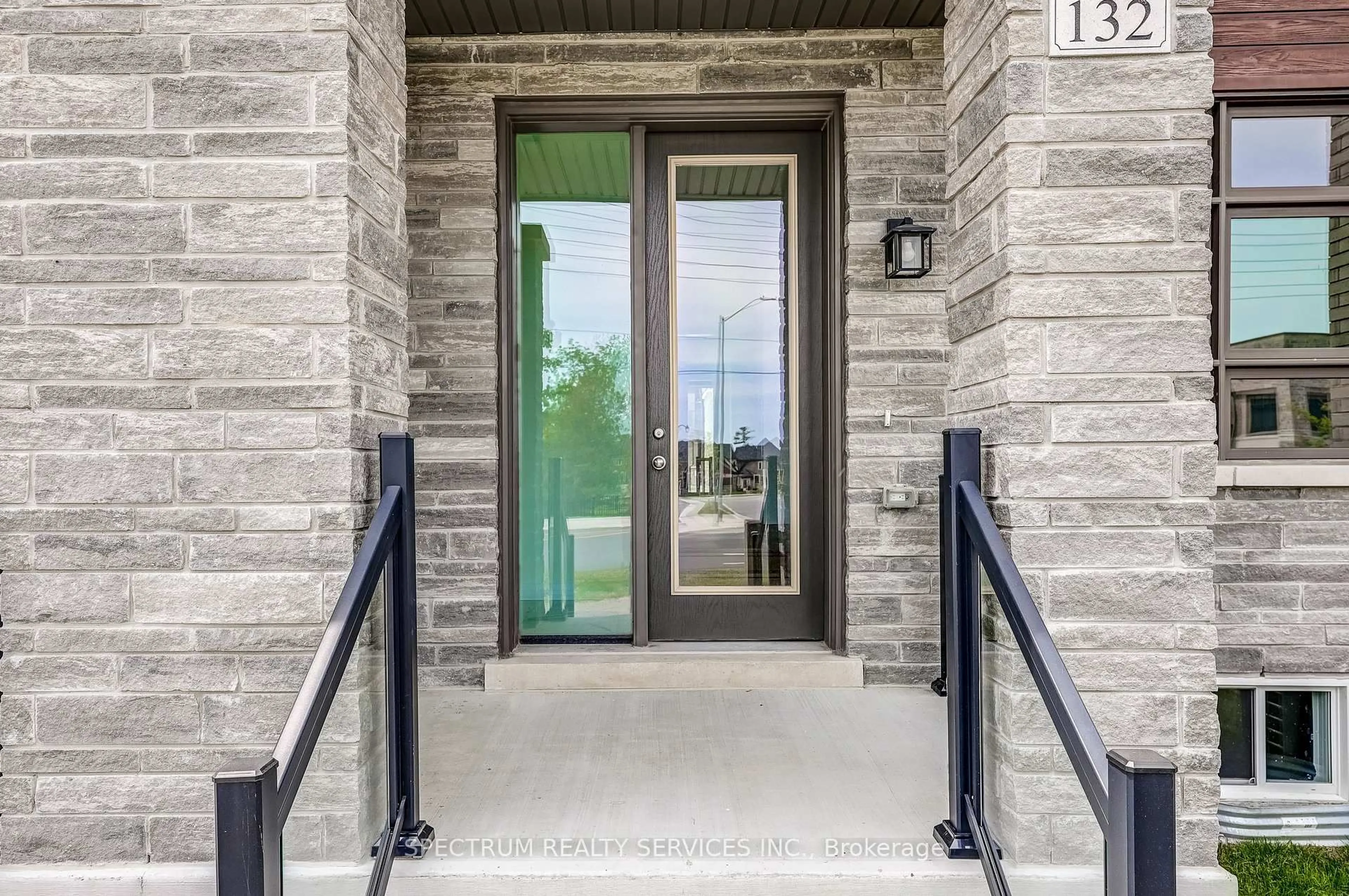 Indoor entryway for 132 Adario Cres, Vaughan Ontario L4H 4P7
