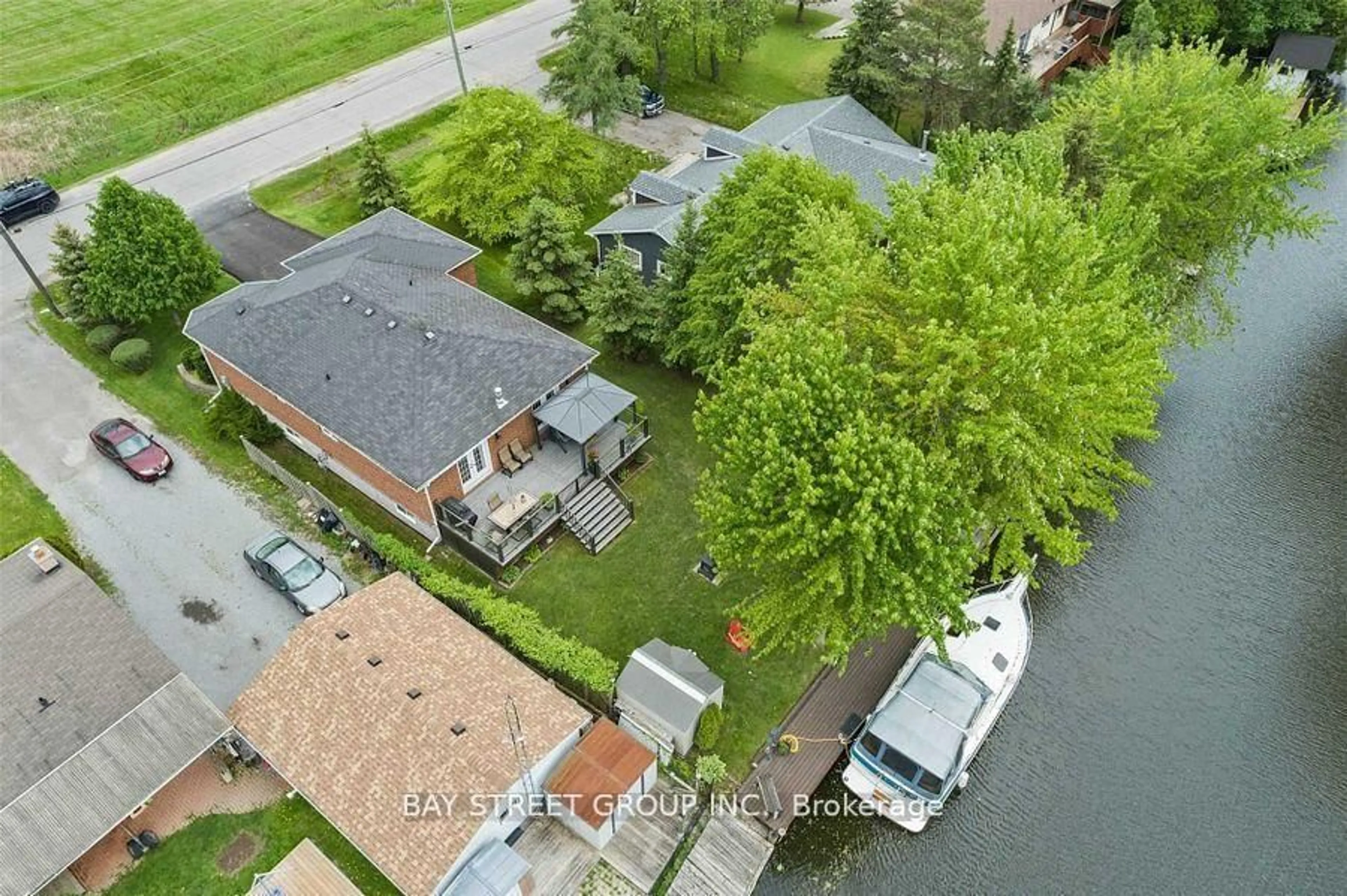 A pic from outside/outdoor area/front of a property/back of a property/a pic from drone, street for 722A Lake Dr, Georgina Ontario L4P 1V1