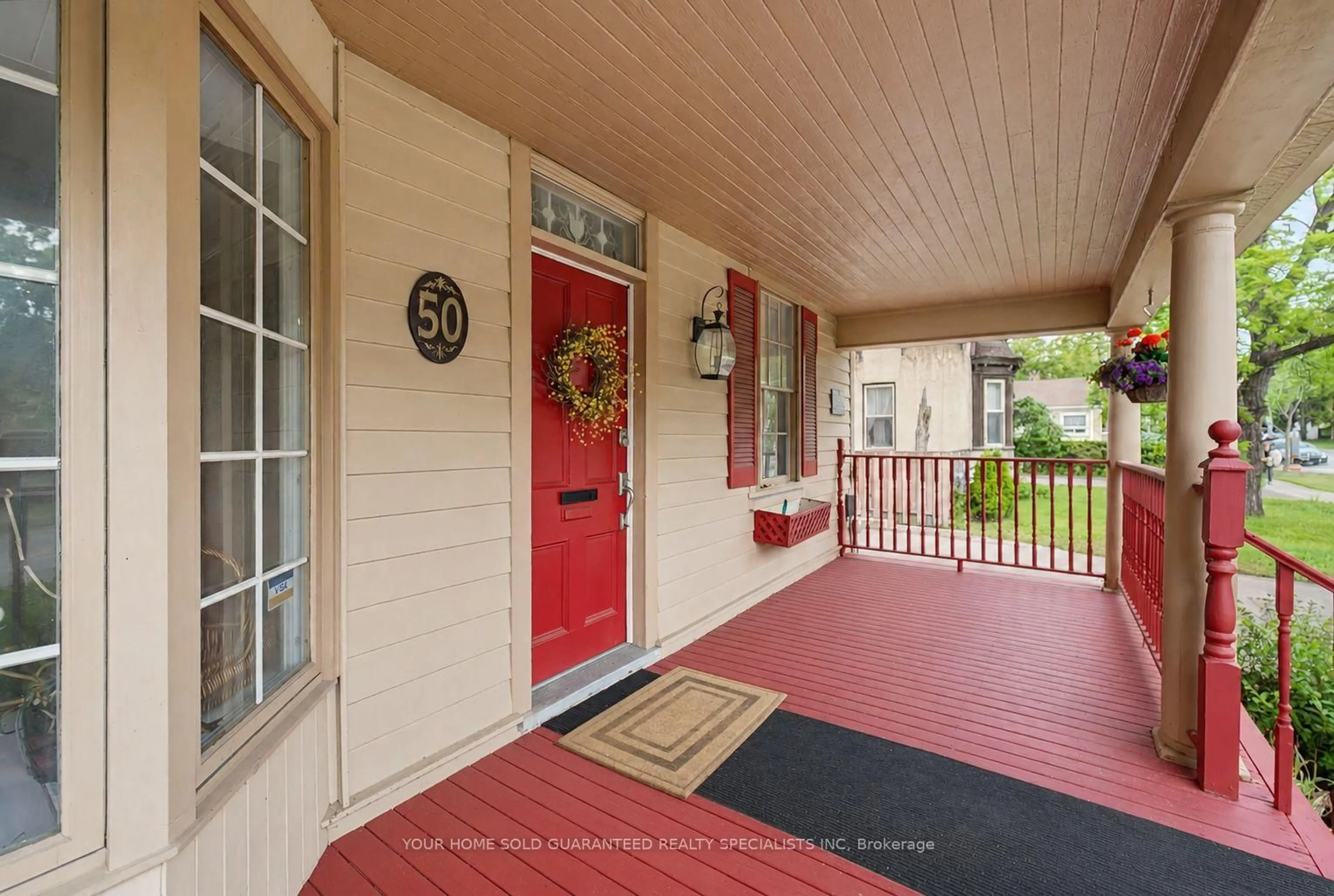 Indoor entryway for 50 Wellington St, Aurora Ontario L4G 1H5
