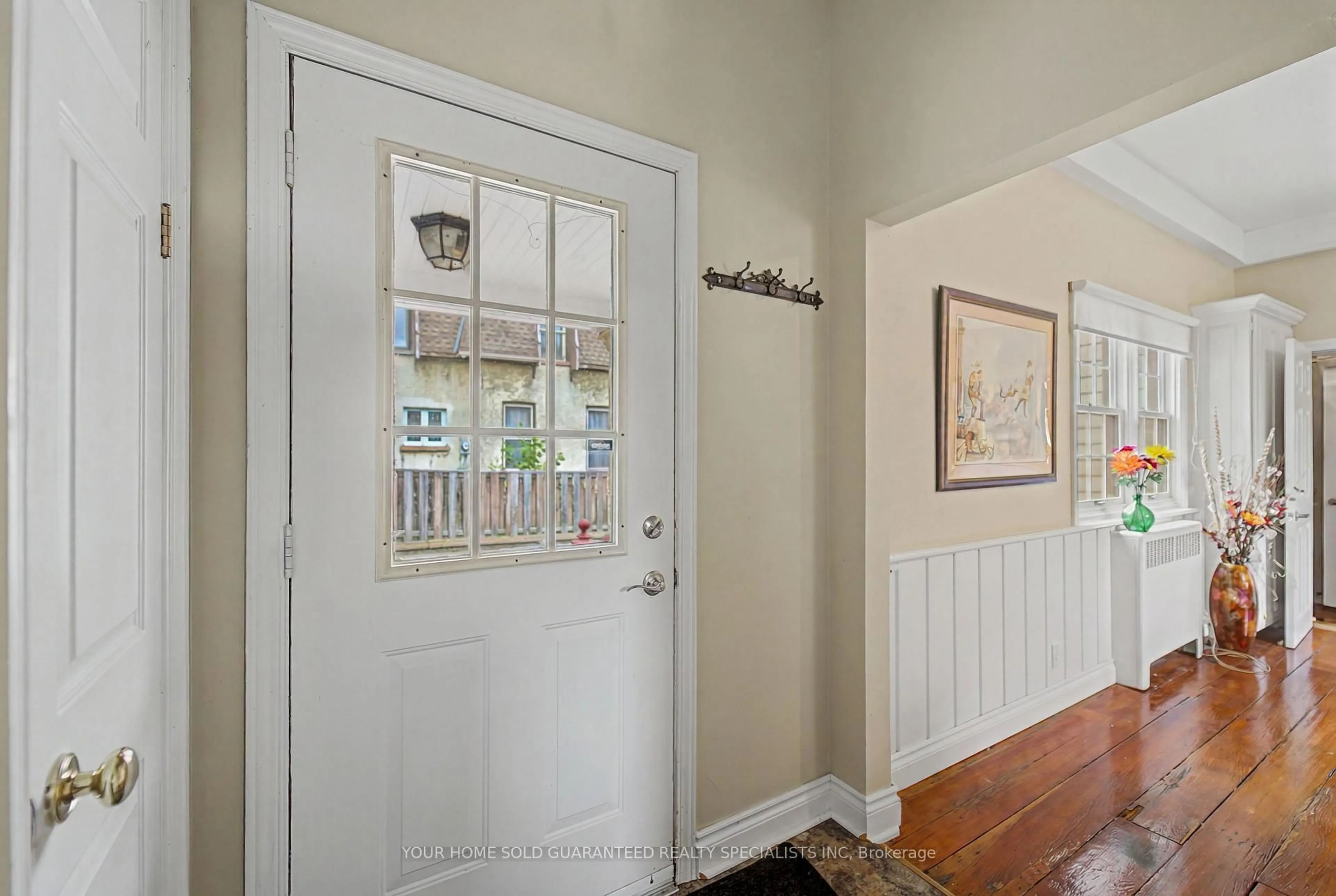 Indoor entryway for 50 Wellington St, Aurora Ontario L4G 1H5