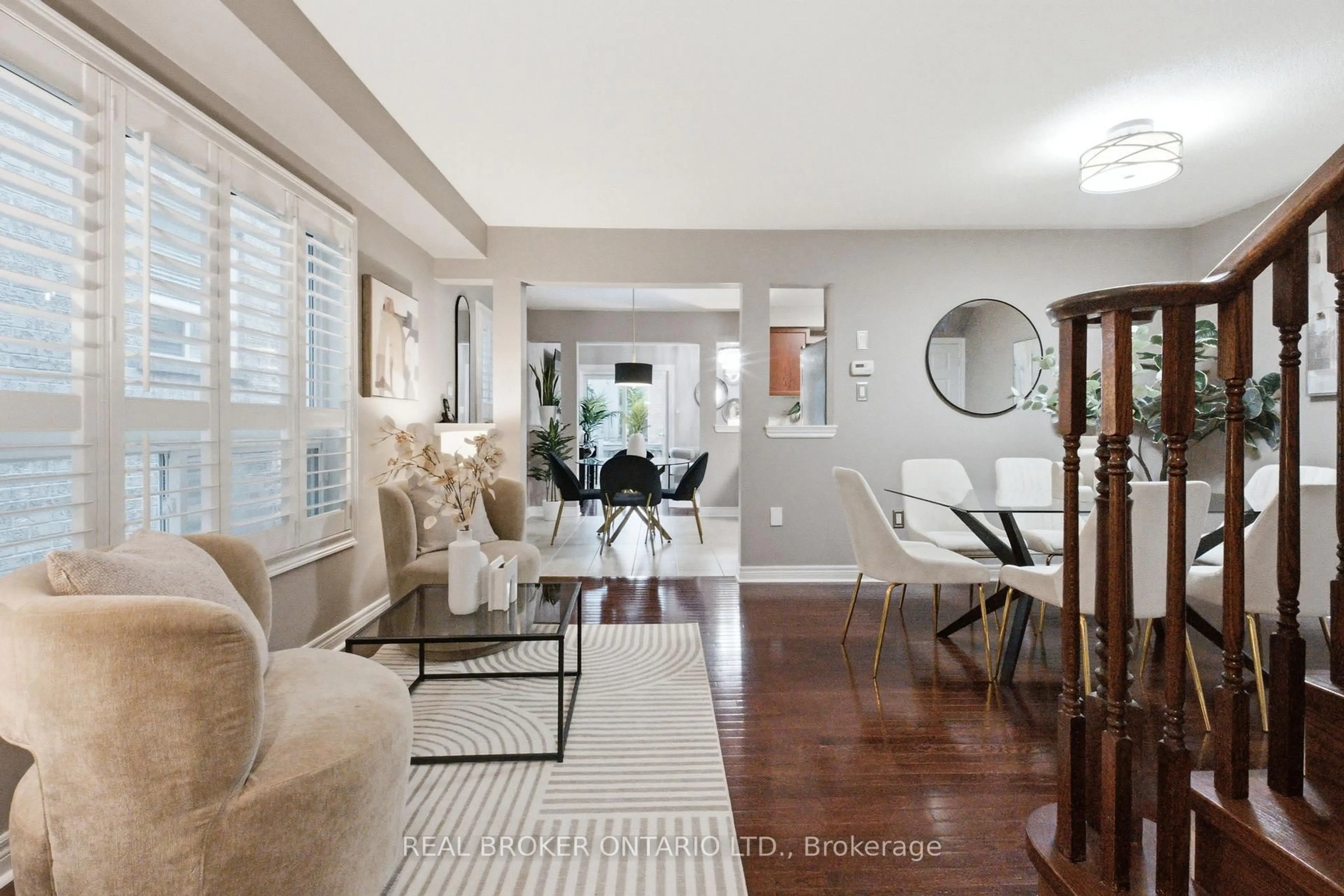 Living room with furniture, unknown for 27 Harvest Hills Blvd, East Gwillimbury Ontario L9N 0A6