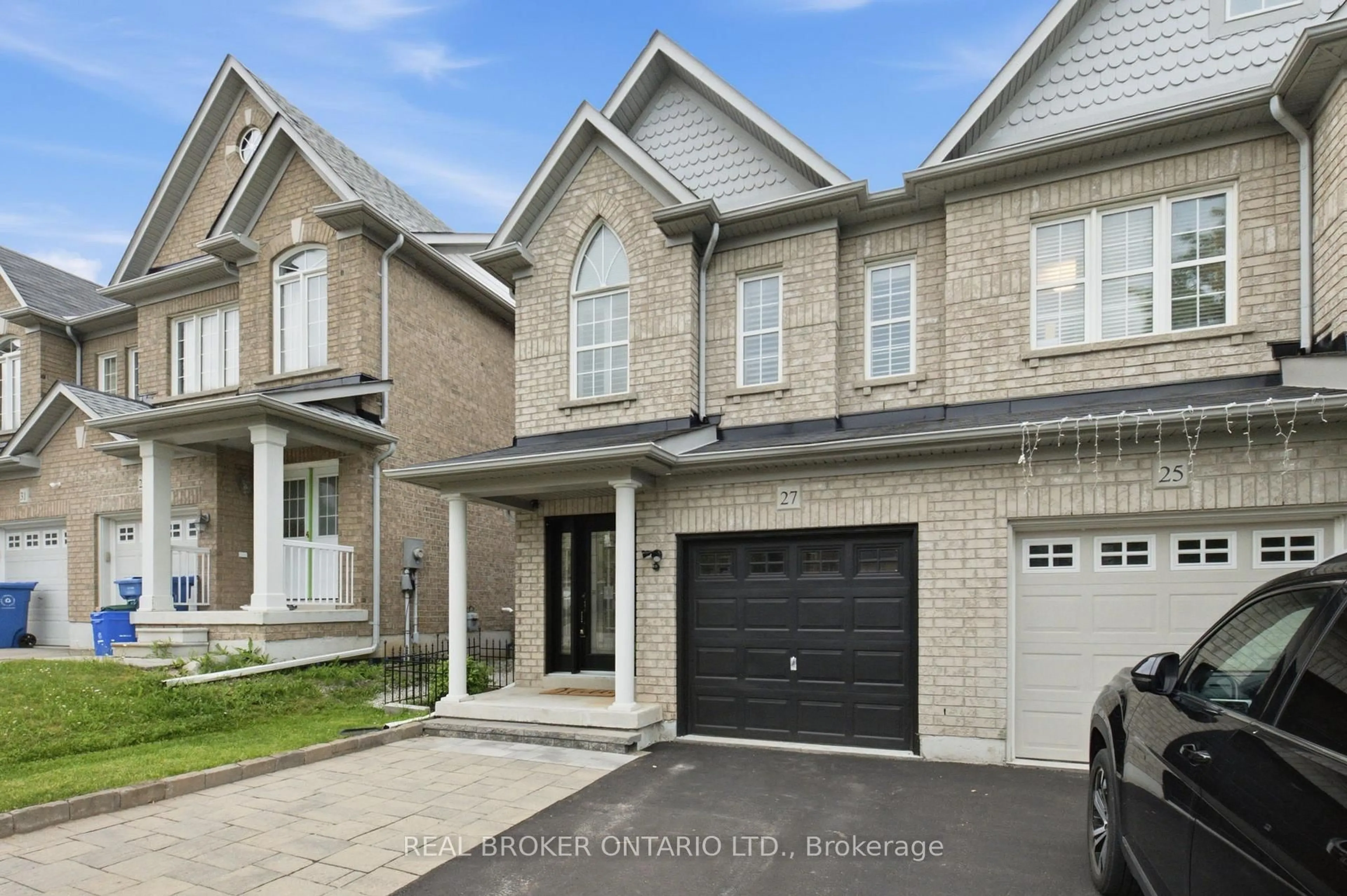 Home with brick exterior material, street for 27 Harvest Hills Blvd, East Gwillimbury Ontario L9N 0A6