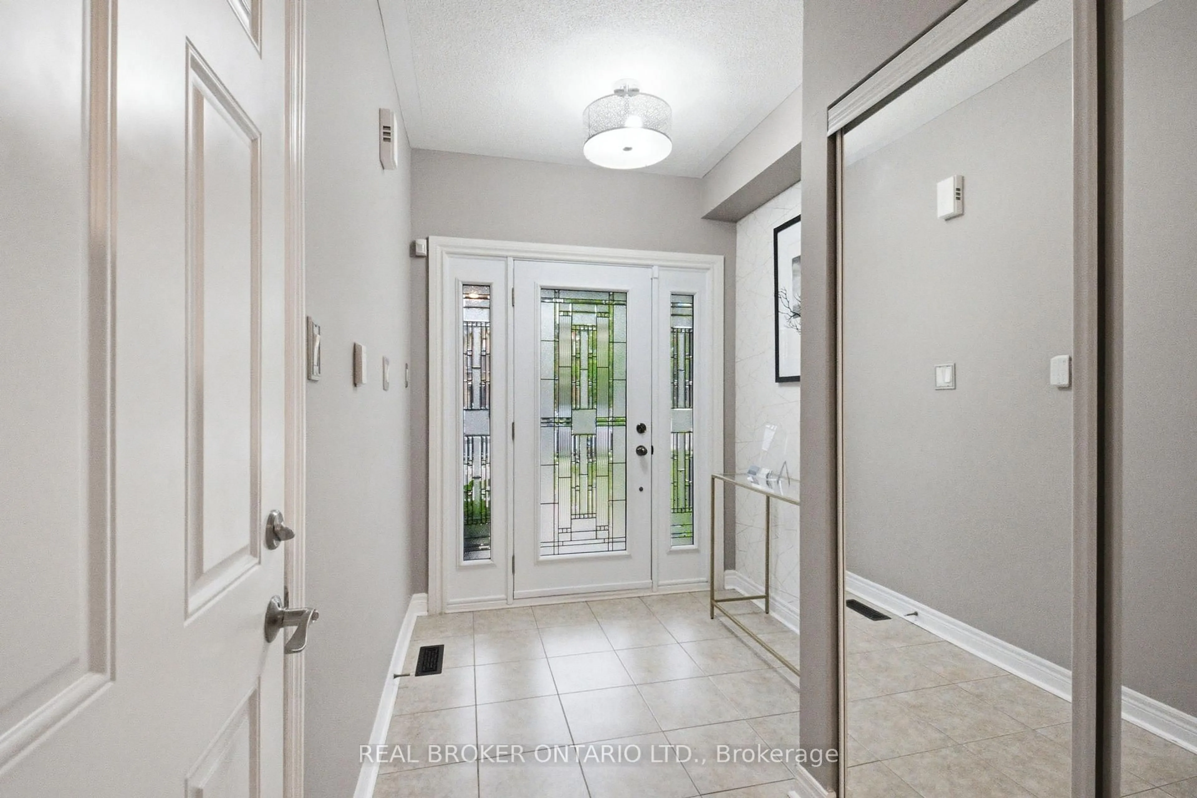 Indoor entryway for 27 Harvest Hills Blvd, East Gwillimbury Ontario L9N 0A6