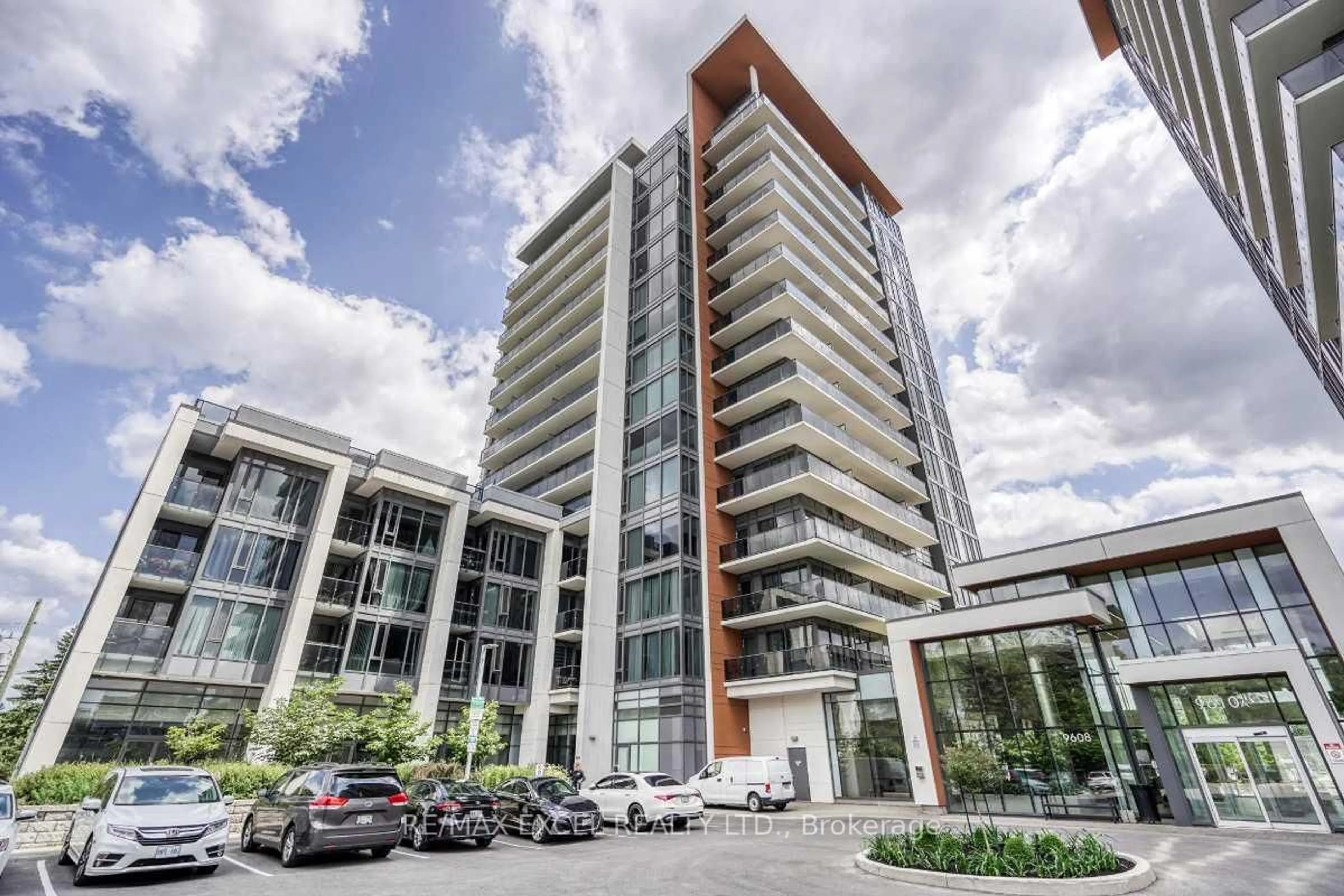Indoor foyer for 9608 Yonge St #202A, Richmond Hill Ontario L4C 0X4