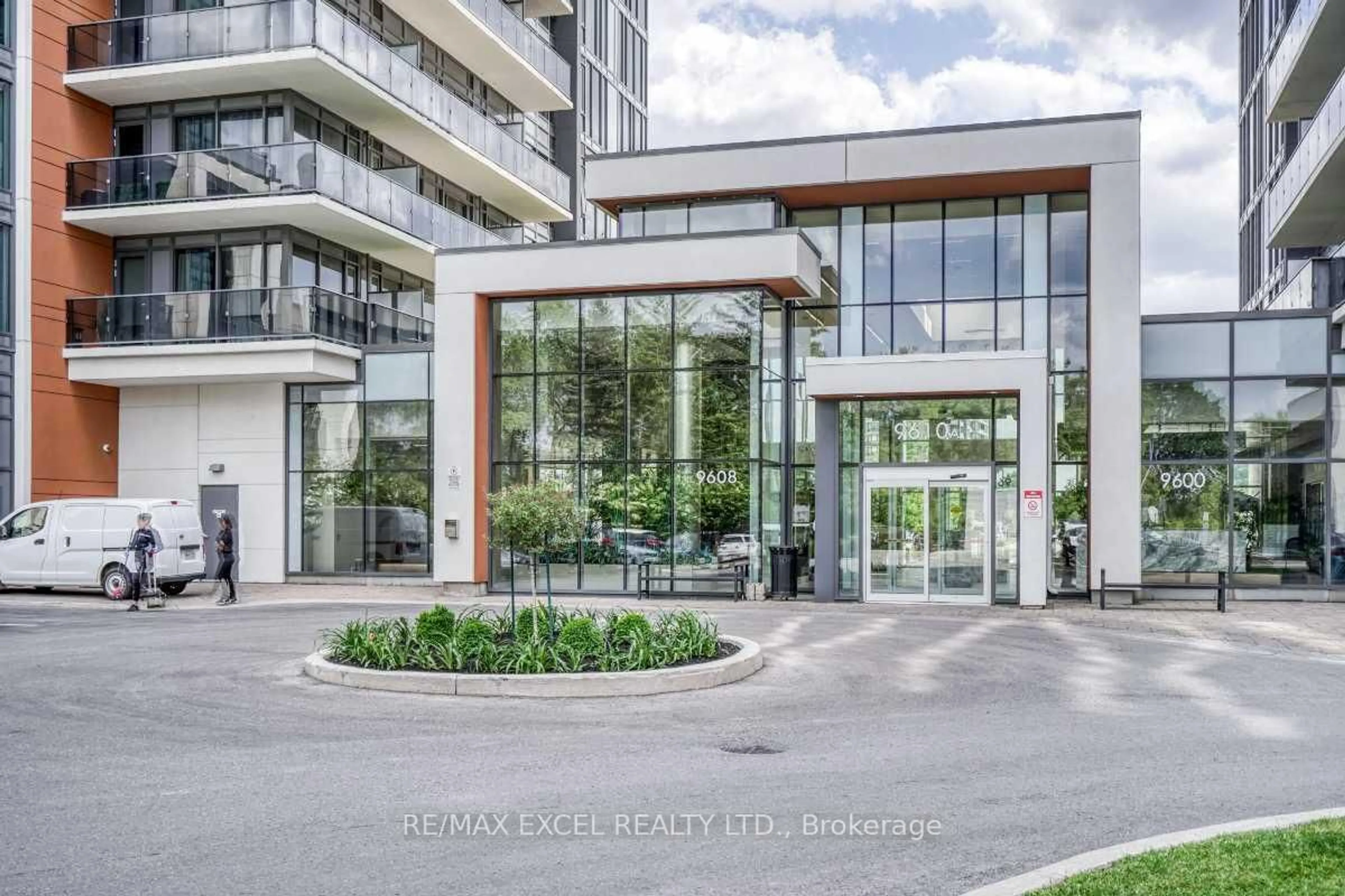 Indoor foyer for 9608 Yonge St #202A, Richmond Hill Ontario L4C 0X4