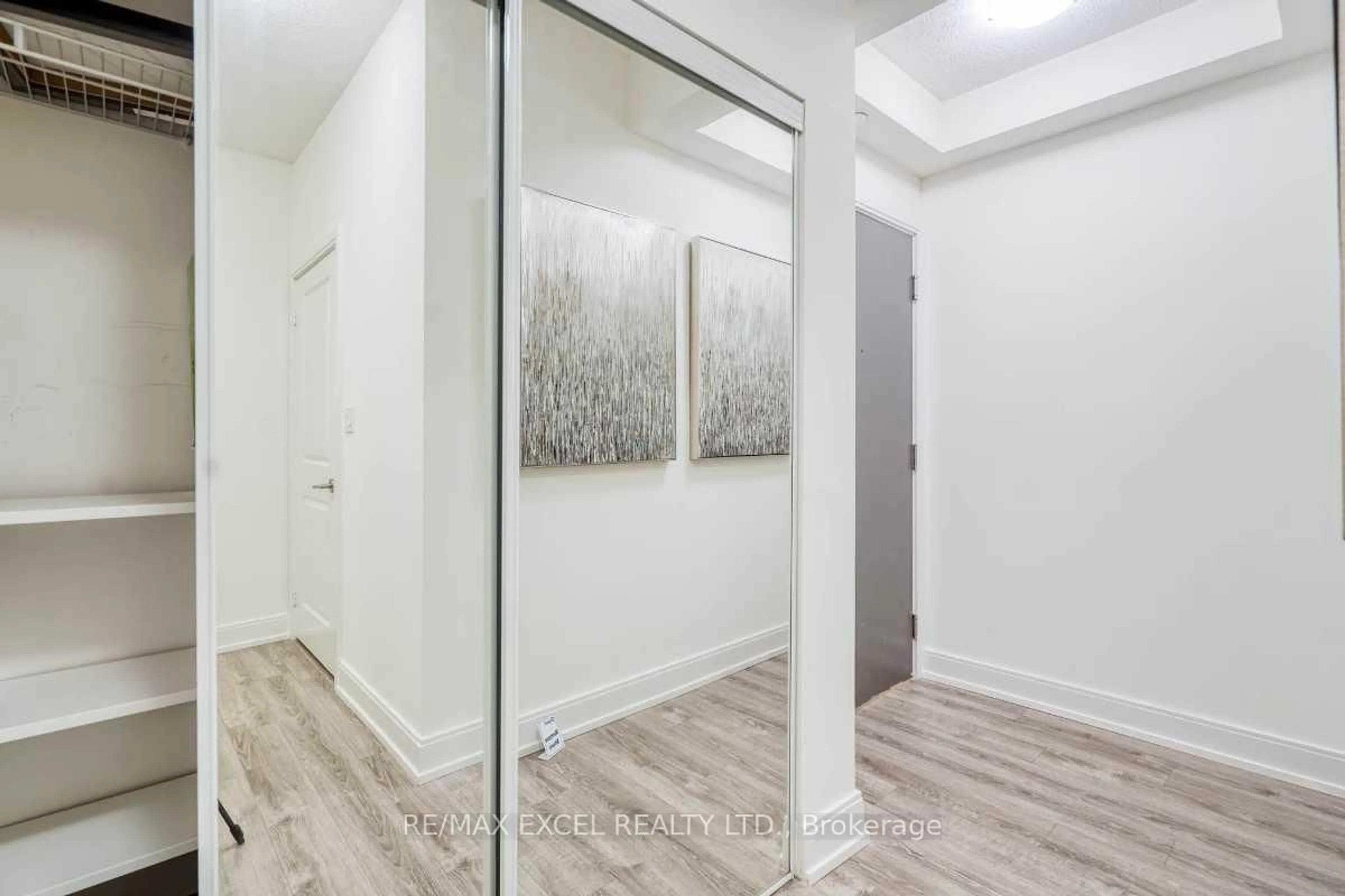 Indoor entryway for 9608 Yonge St #202A, Richmond Hill Ontario L4C 0X4