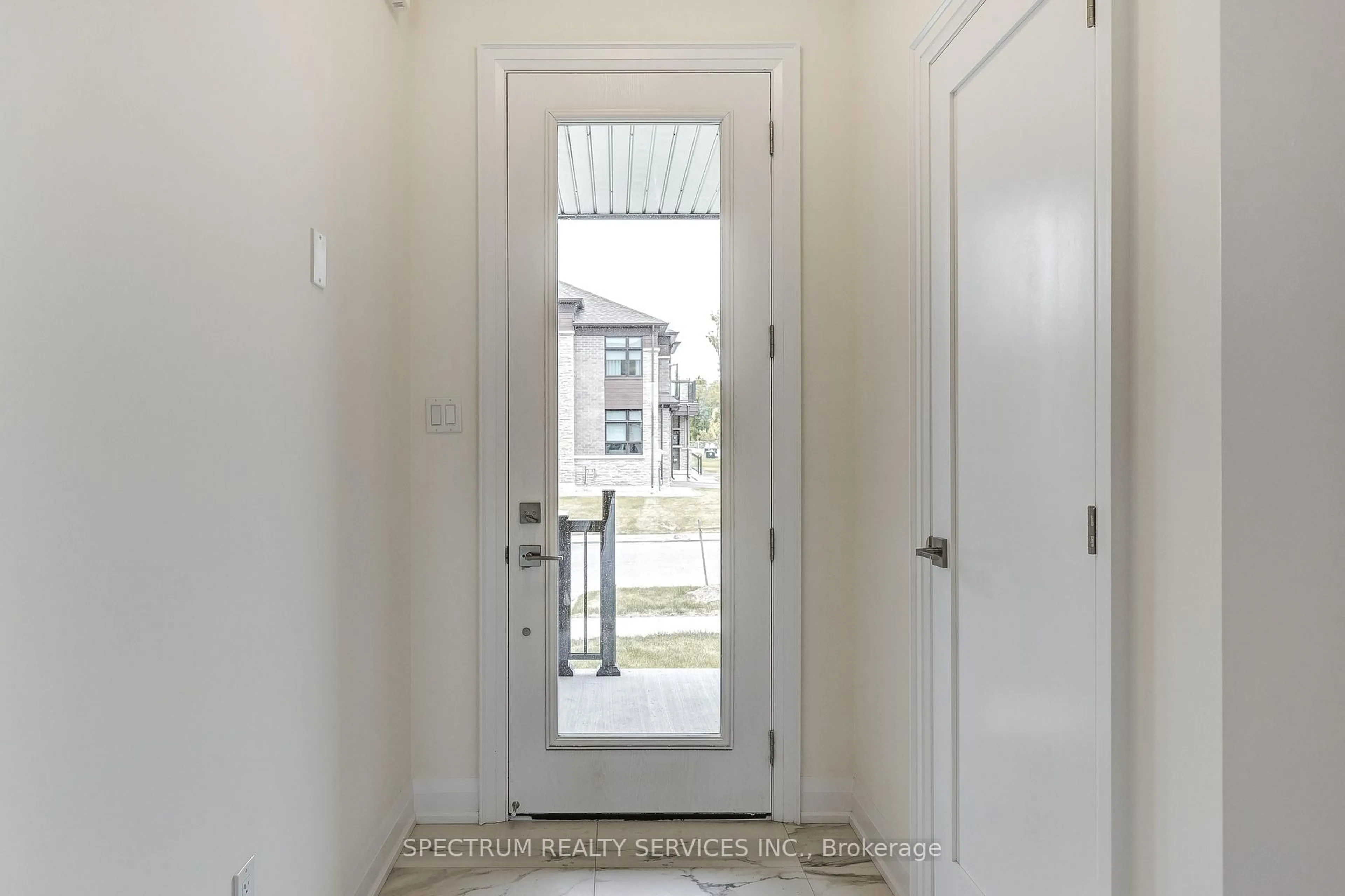Indoor entryway for 172 Adario Cres, Vaughan Ontario L3L 0G3