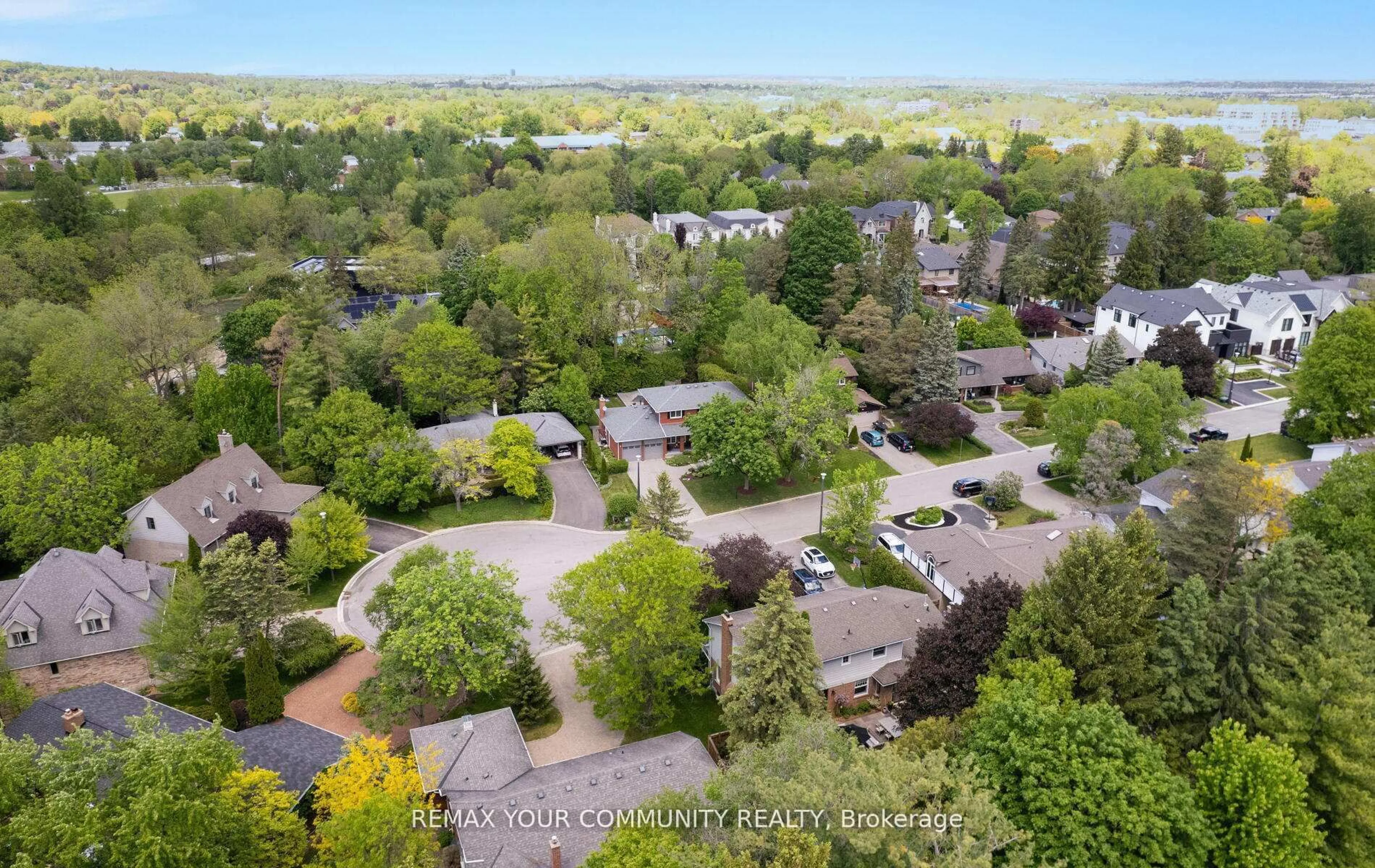A pic from outside/outdoor area/front of a property/back of a property/a pic from drone, street for 24 Hawthorne Lane, Aurora Ontario L4G 3K6