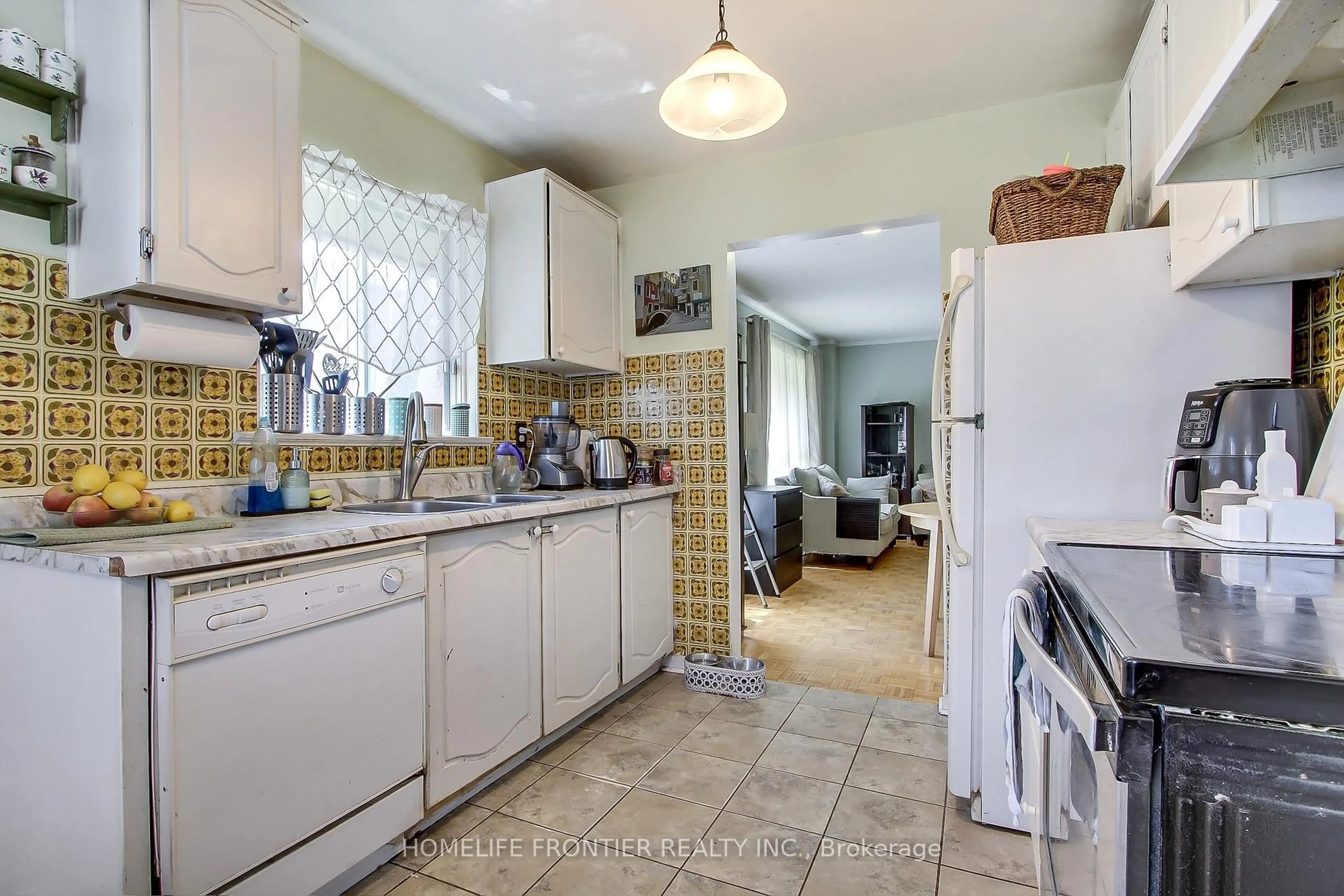 Standard kitchen, ceramic/tile floor for 5 Penwick Cres, Richmond Hill Ontario L4C 5B3