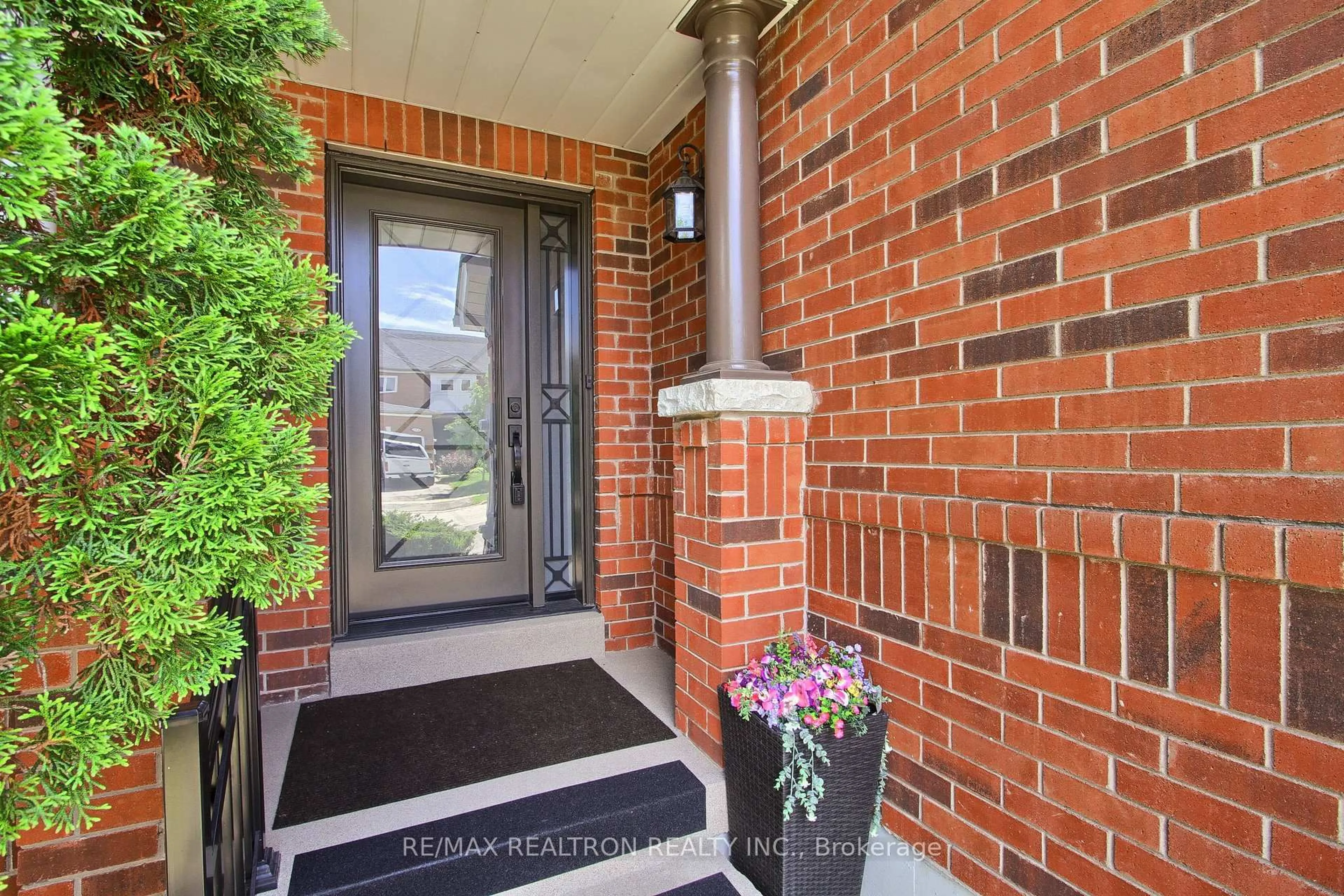 Indoor entryway for 233 Denise Circ, Newmarket Ontario L3X 2K2