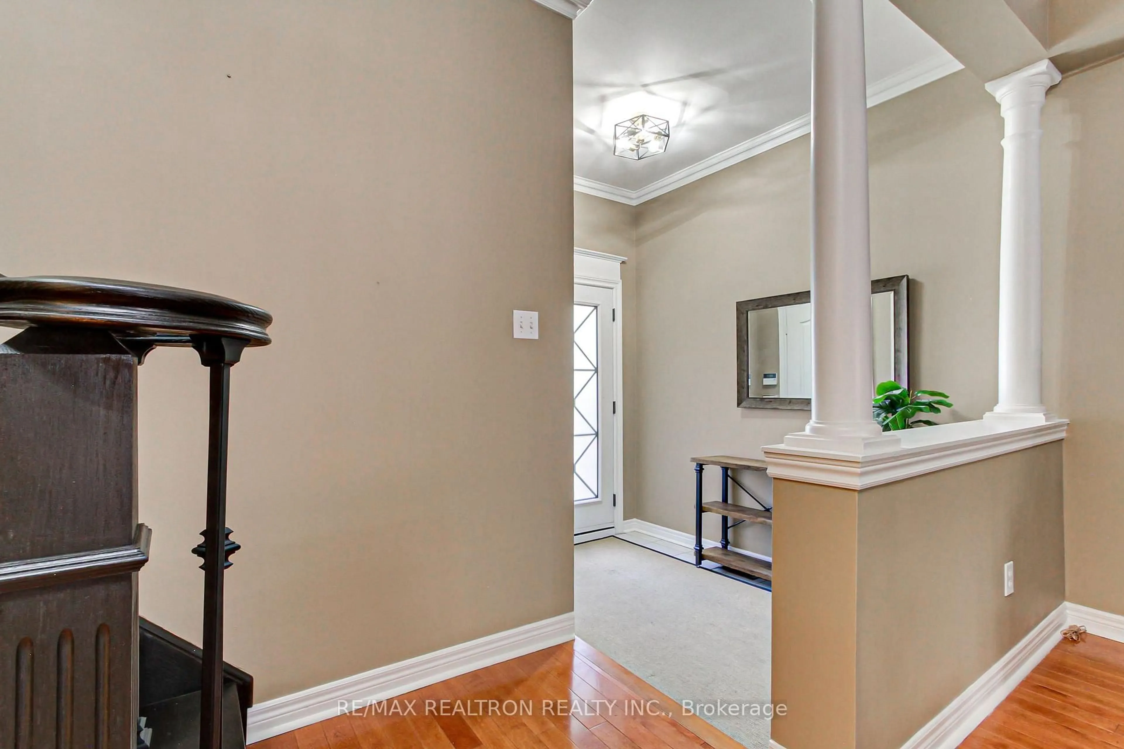 Indoor entryway for 233 Denise Circ, Newmarket Ontario L3X 2K2