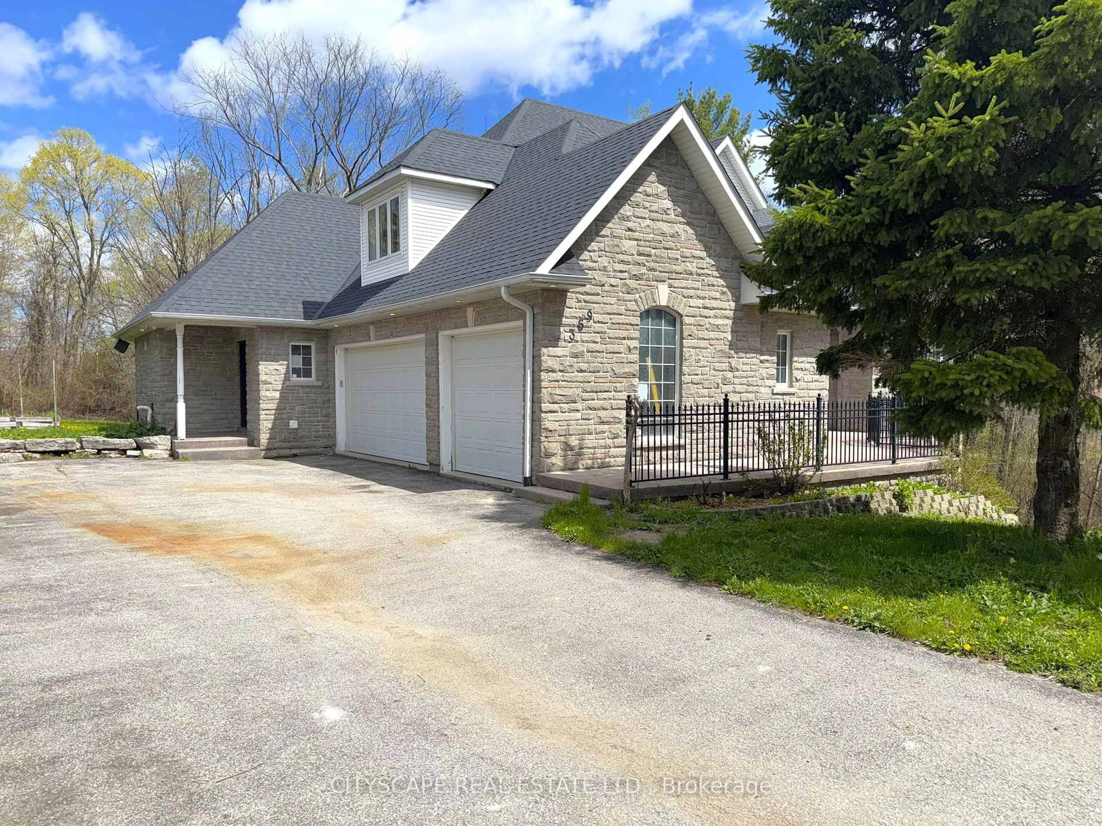 A pic from outside/outdoor area/front of a property/back of a property/a pic from drone, street for 369 Coventry Hill Tr, Newmarket Ontario L3X 2A1