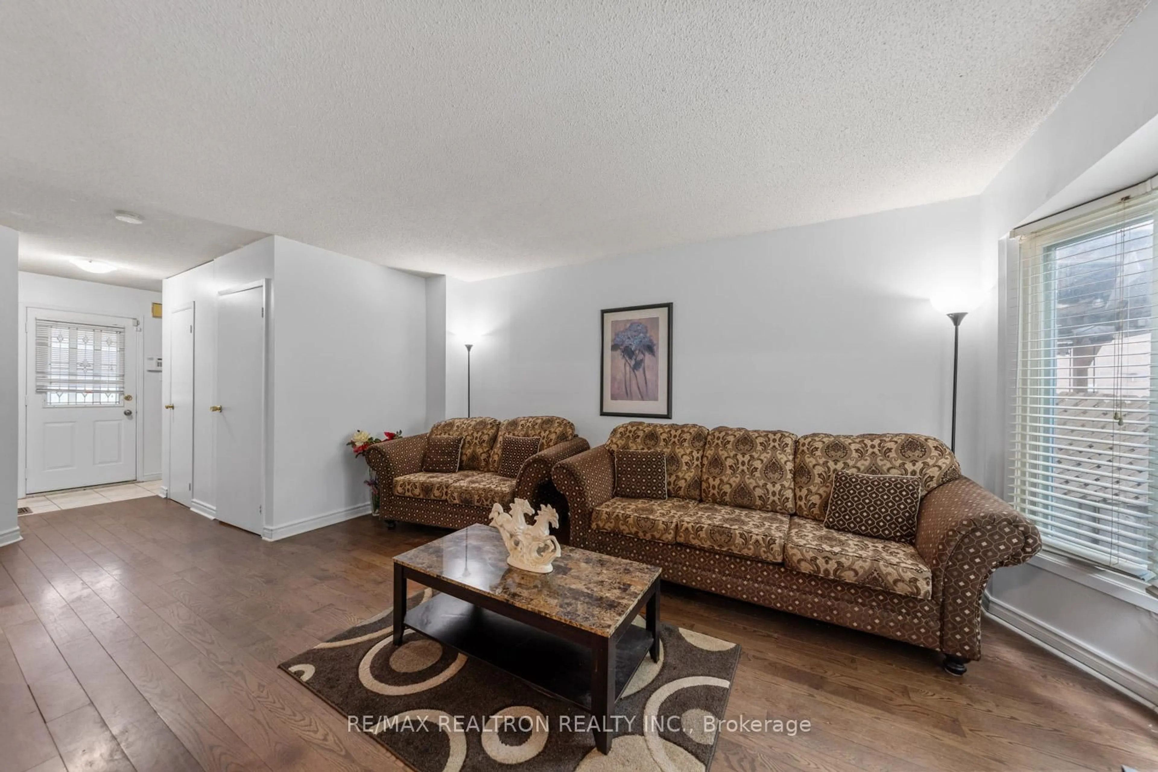 Living room with furniture, unknown for 4 Sunshine Dr, Richmond Hill Ontario L4C 8K8