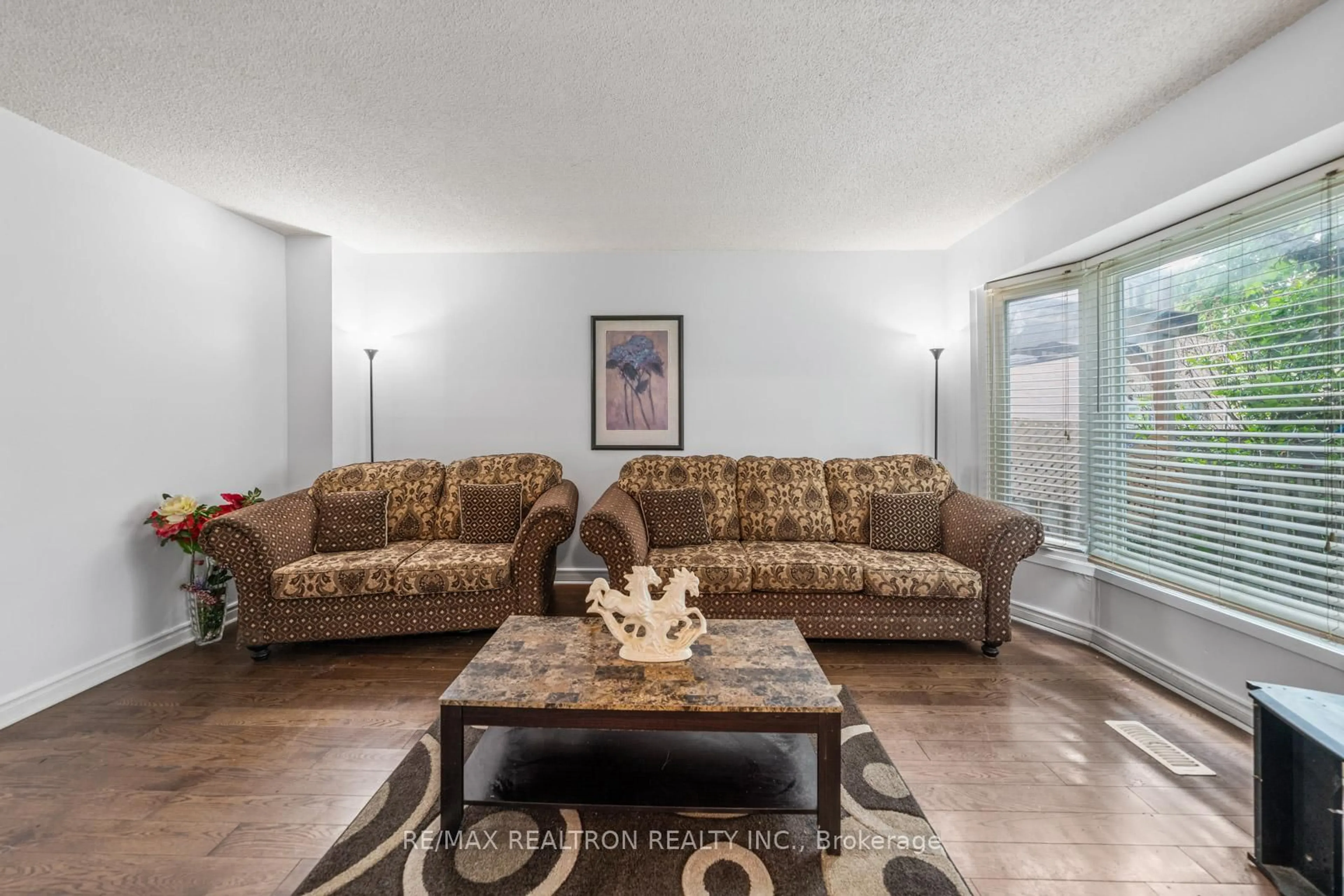 Living room with furniture, unknown for 4 Sunshine Dr, Richmond Hill Ontario L4C 8K8