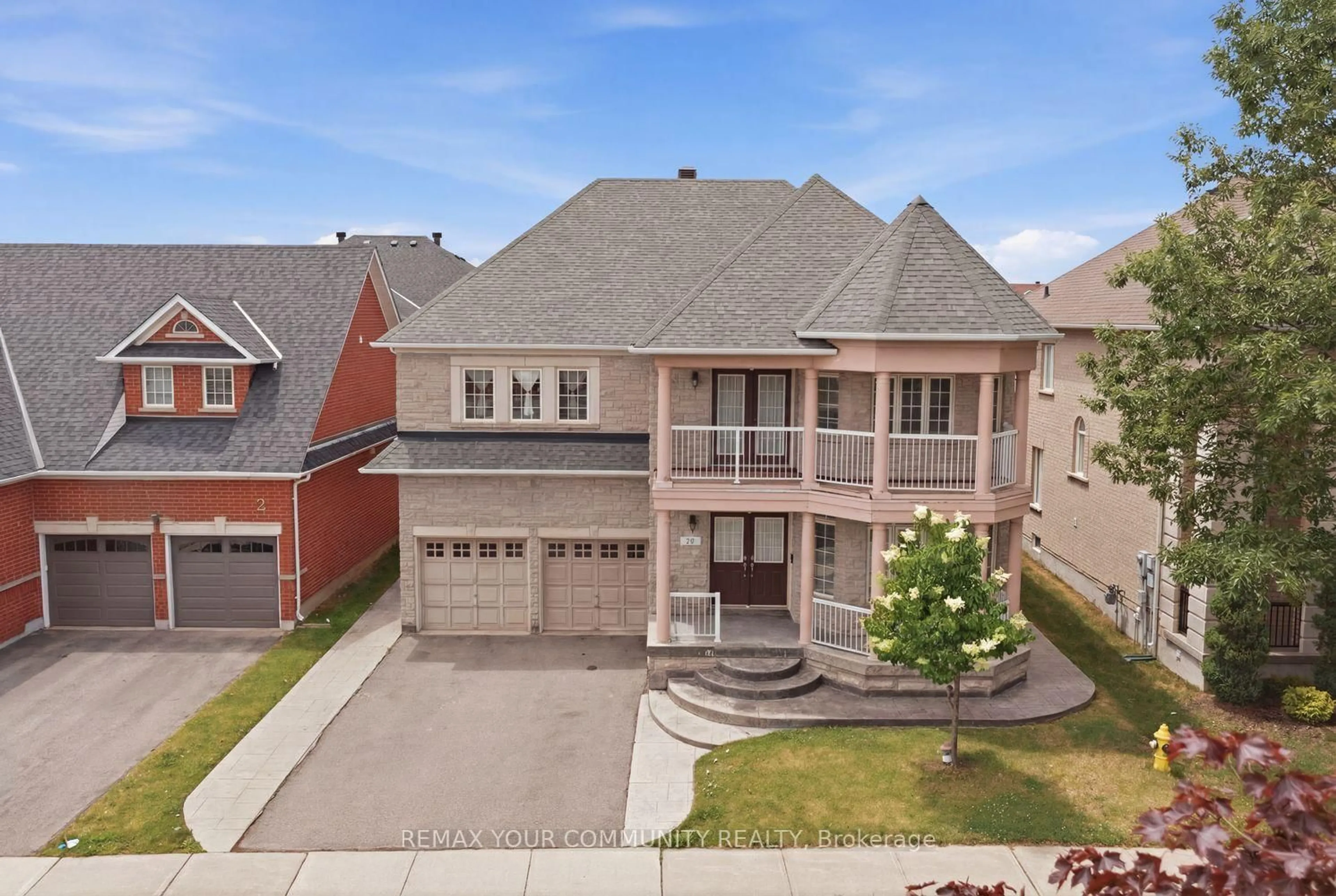 A pic from outside/outdoor area/front of a property/back of a property/a pic from drone, street for 10 St Clare Blvd, Vaughan Ontario L4H 2A2