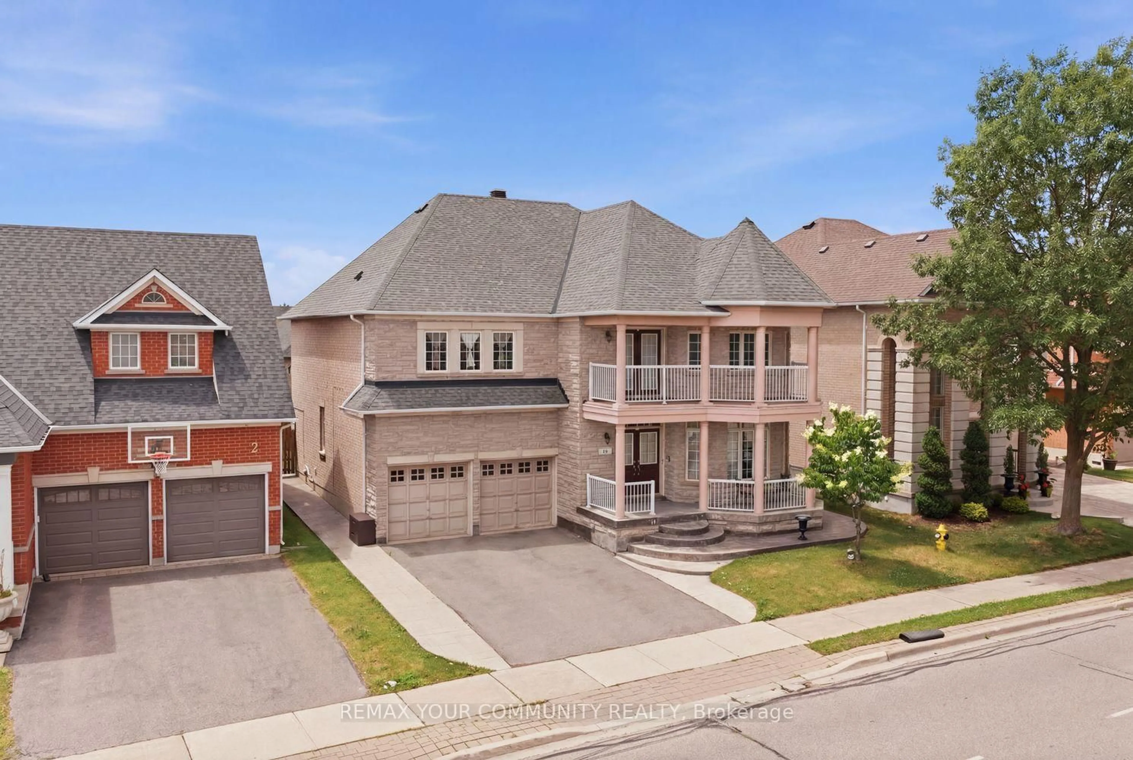 A pic from outside/outdoor area/front of a property/back of a property/a pic from drone, street for 10 St Clare Blvd, Vaughan Ontario L4H 2A2