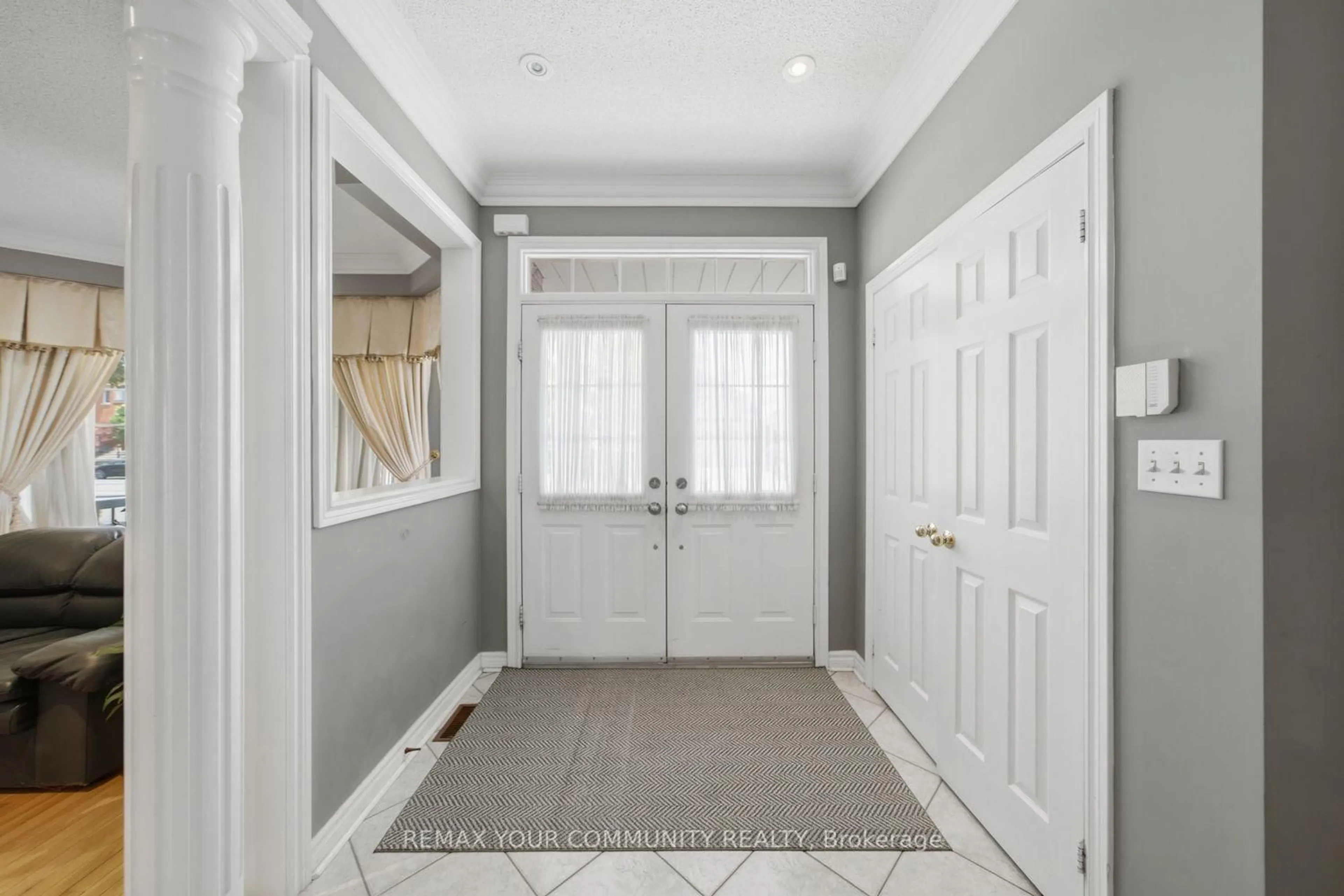 Indoor entryway for 10 St Clare Blvd, Vaughan Ontario L4H 2A2