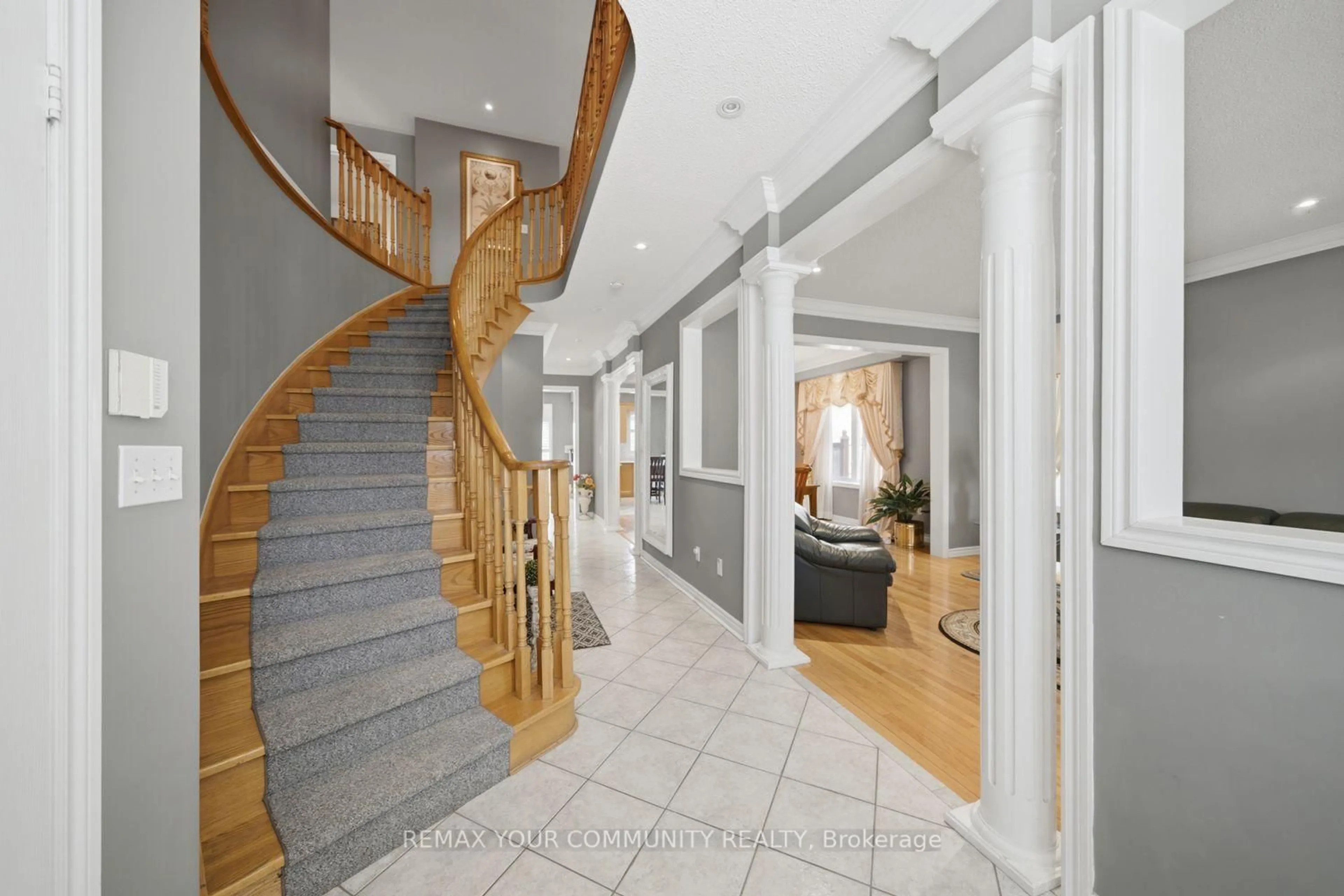 Indoor foyer for 10 St Clare Blvd, Vaughan Ontario L4H 2A2