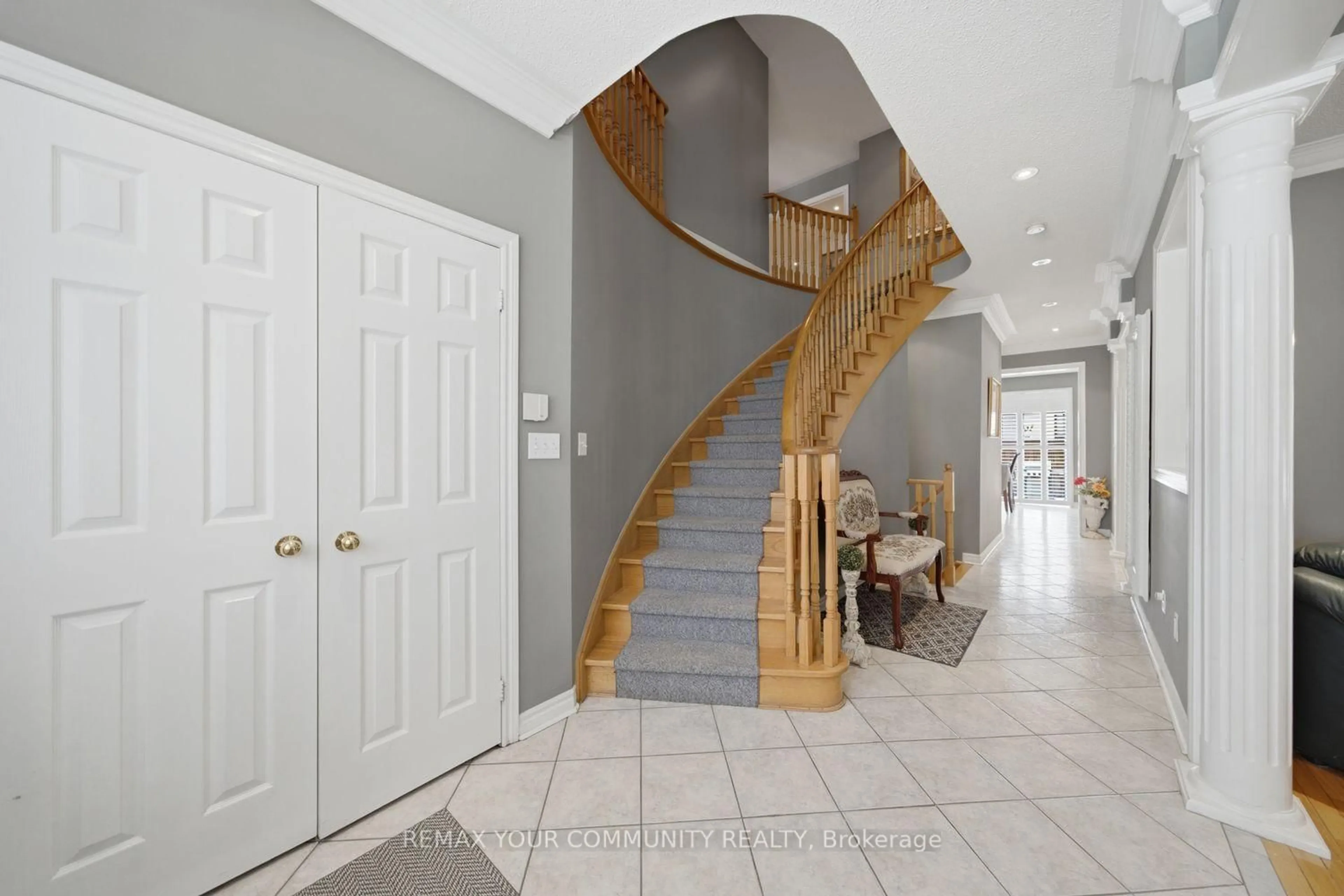 Indoor foyer for 10 St Clare Blvd, Vaughan Ontario L4H 2A2