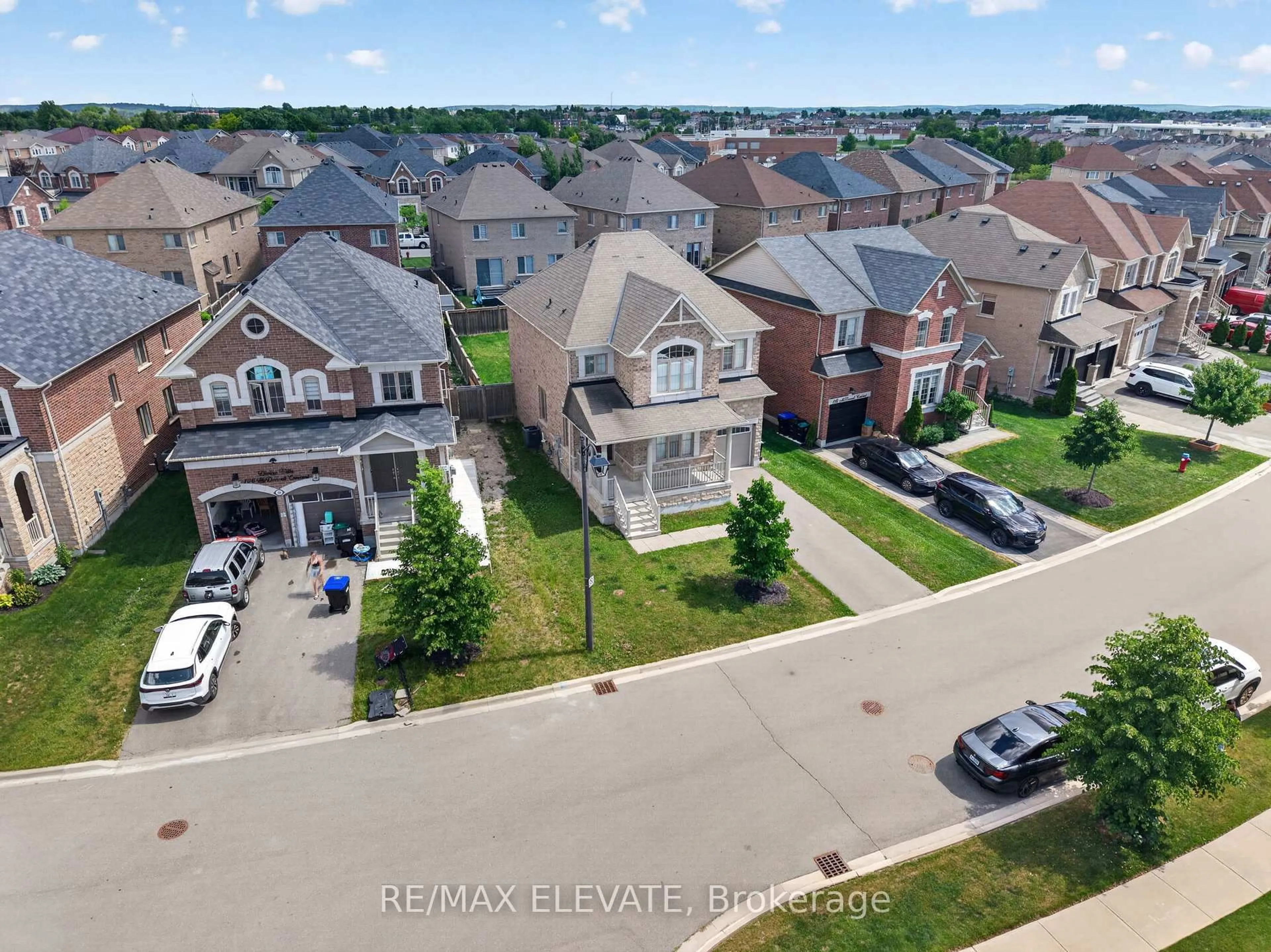 A pic from outside/outdoor area/front of a property/back of a property/a pic from drone, street for 110 McDonnell Cres, Bradford West Gwillimbury Ontario L3Z 0S8