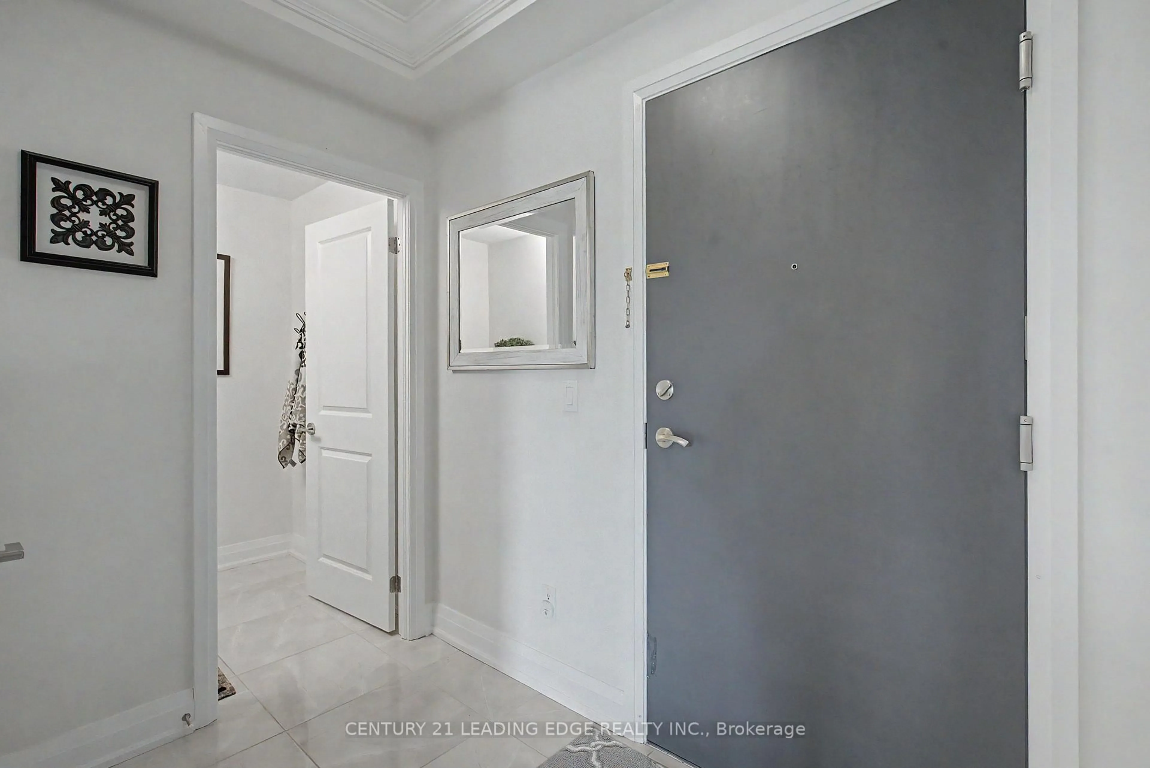 Indoor entryway for 25 Baker Hill Blvd #312, Whitchurch-Stouffville Ontario L4A 1P8