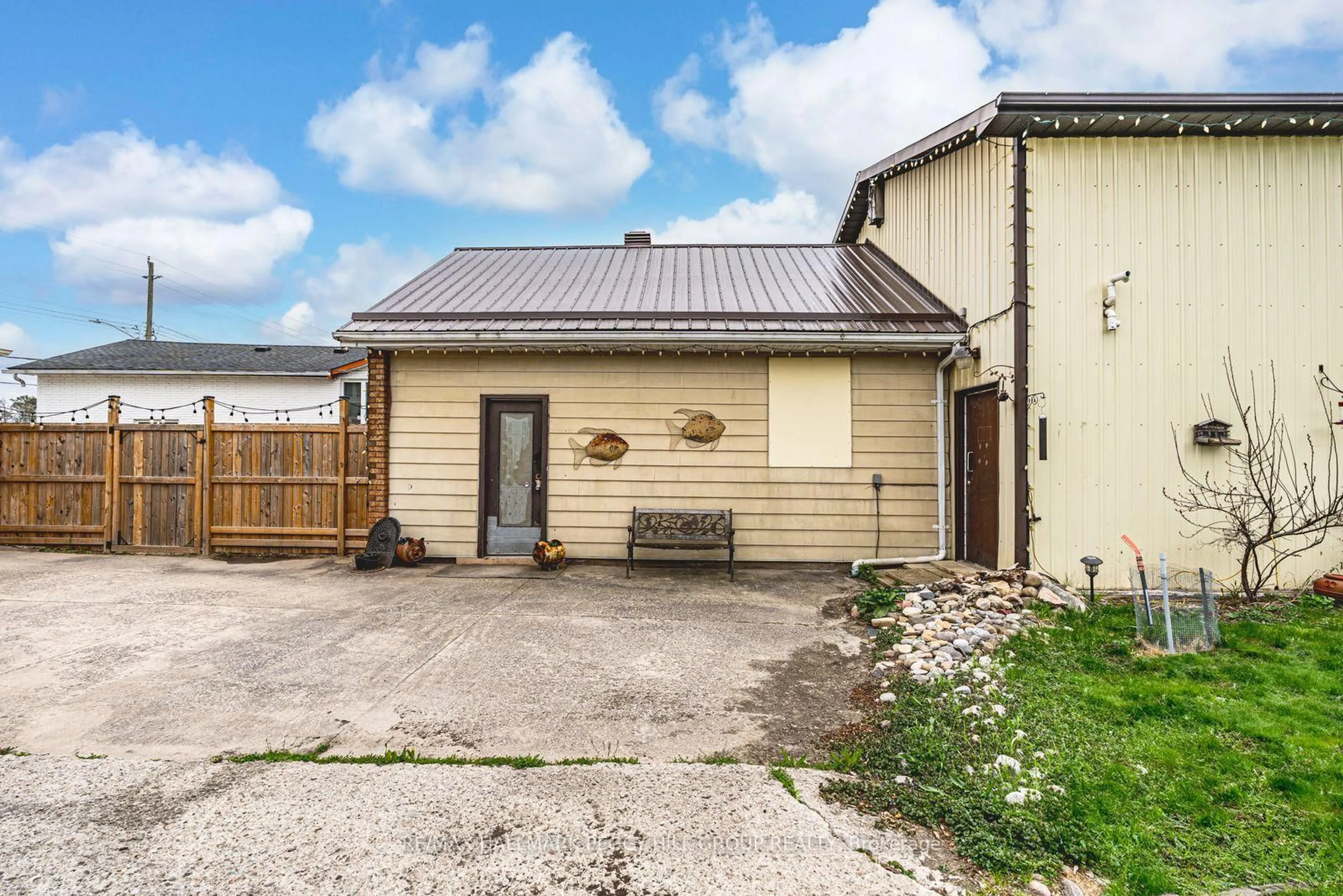 A pic from outside/outdoor area/front of a property/back of a property/a pic from drone, street for 187 Mill St, Essa Ontario L3W 0G3