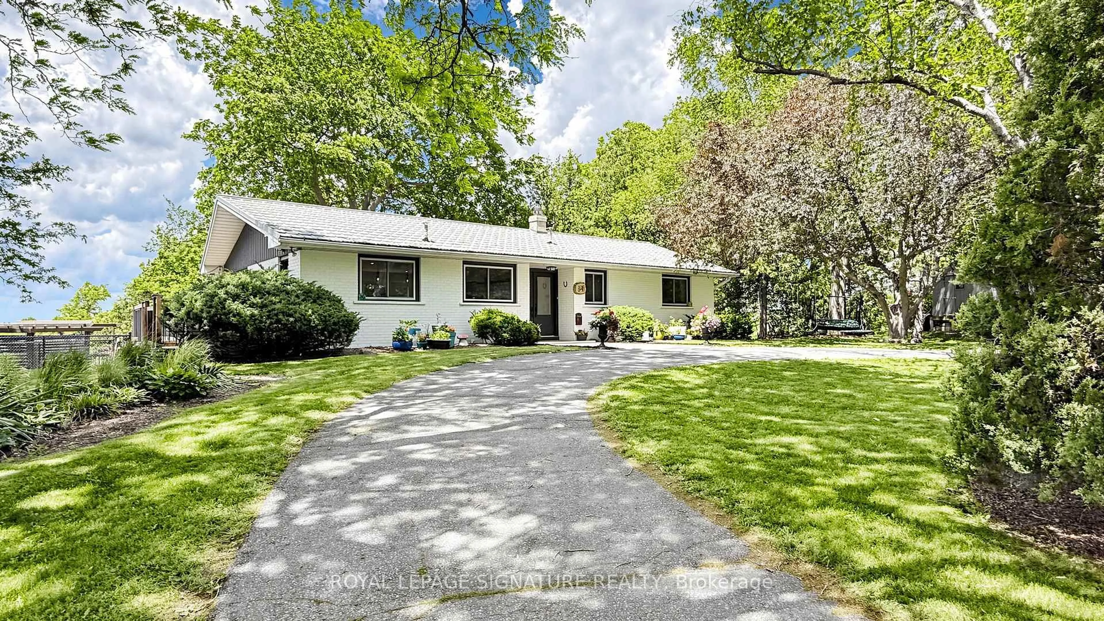 Home with vinyl exterior material, street for 54 Milne Lane, East Gwillimbury Ontario L0G 1R0