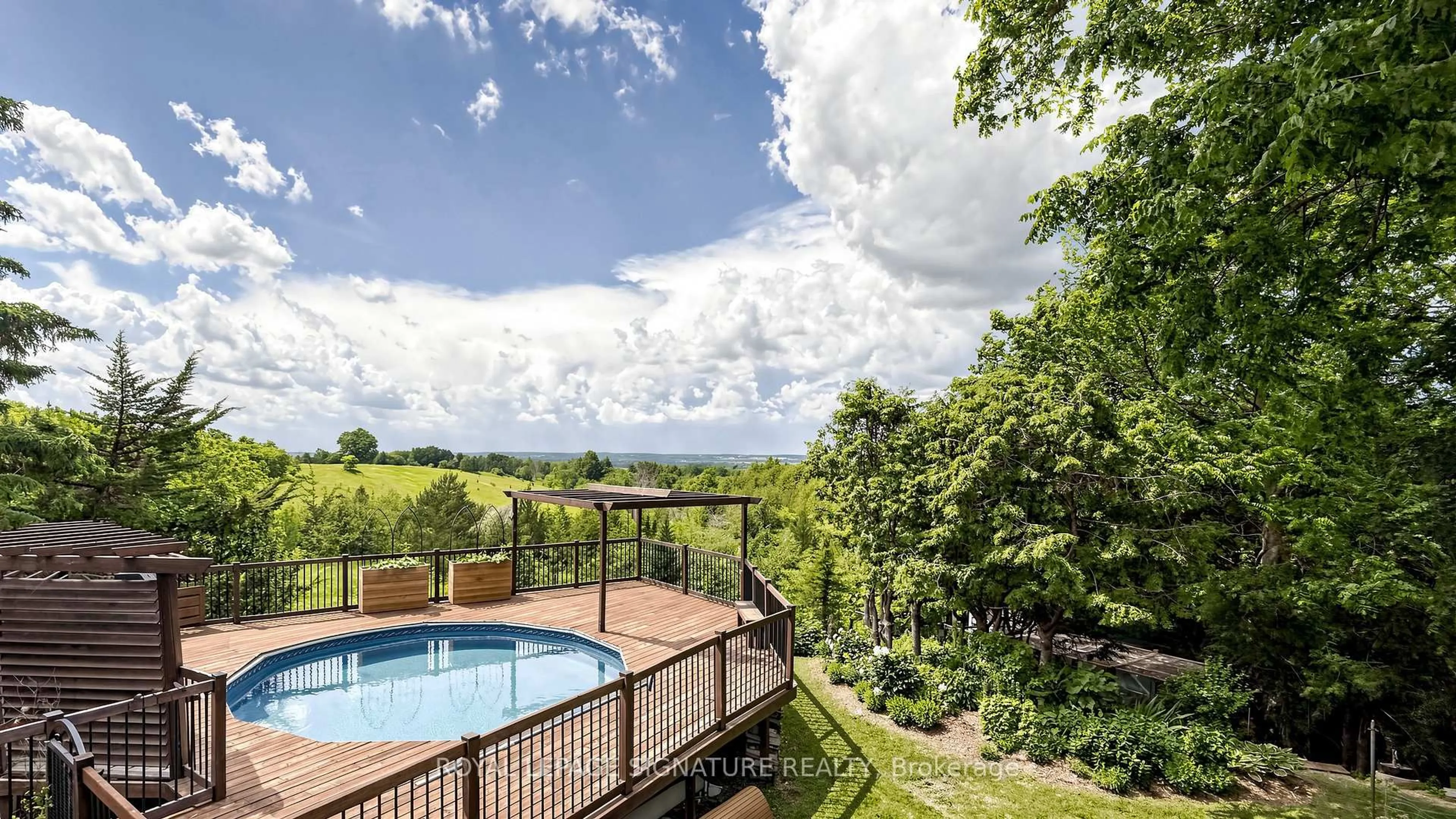 A pic from outside/outdoor area/front of a property/back of a property/a pic from drone, water/lake/river/ocean view for 54 Milne Lane, East Gwillimbury Ontario L0G 1R0