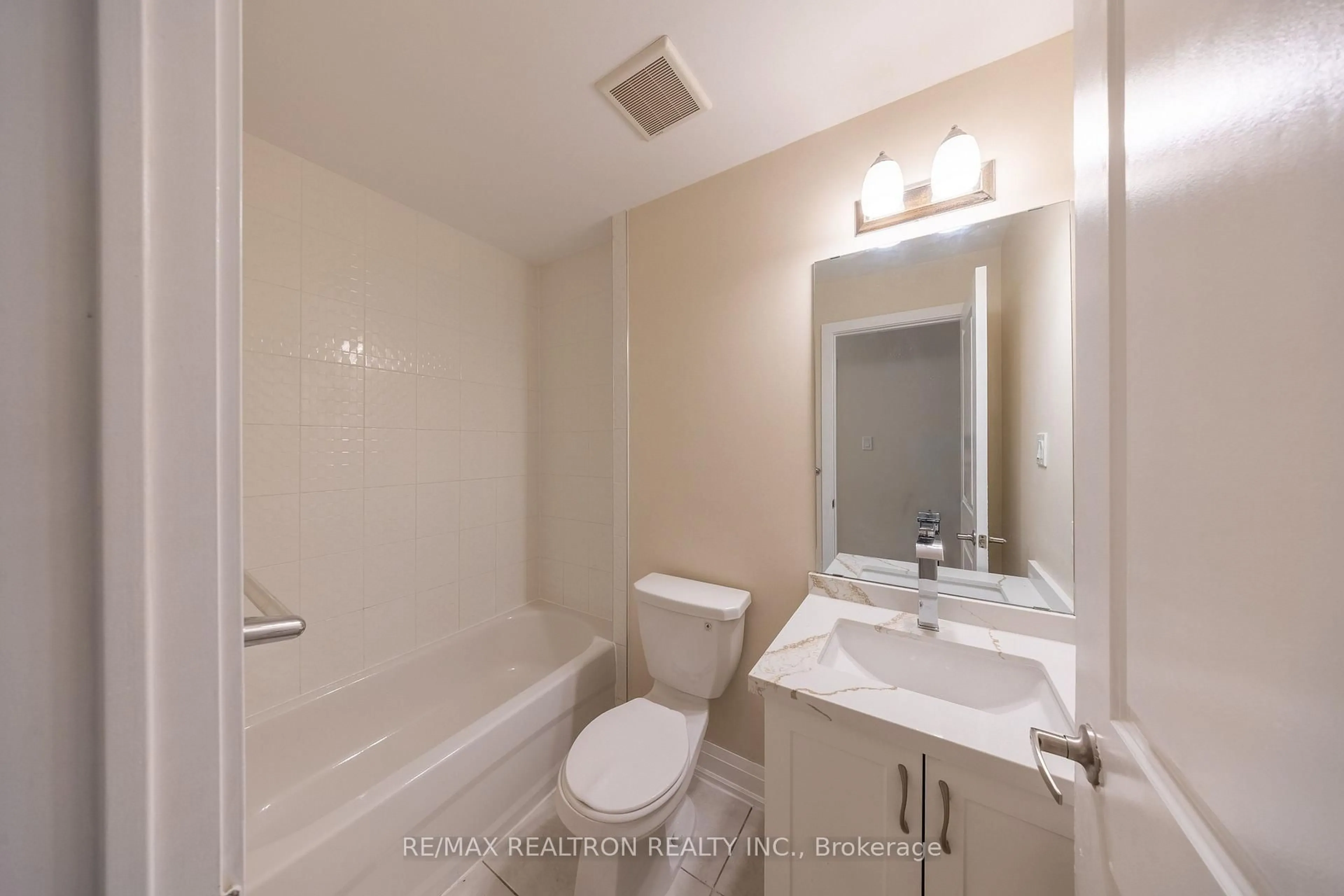 Standard bathroom, unknown for 6 Whitaker Way #157, Whitchurch-Stouffville Ontario L4A 4T4
