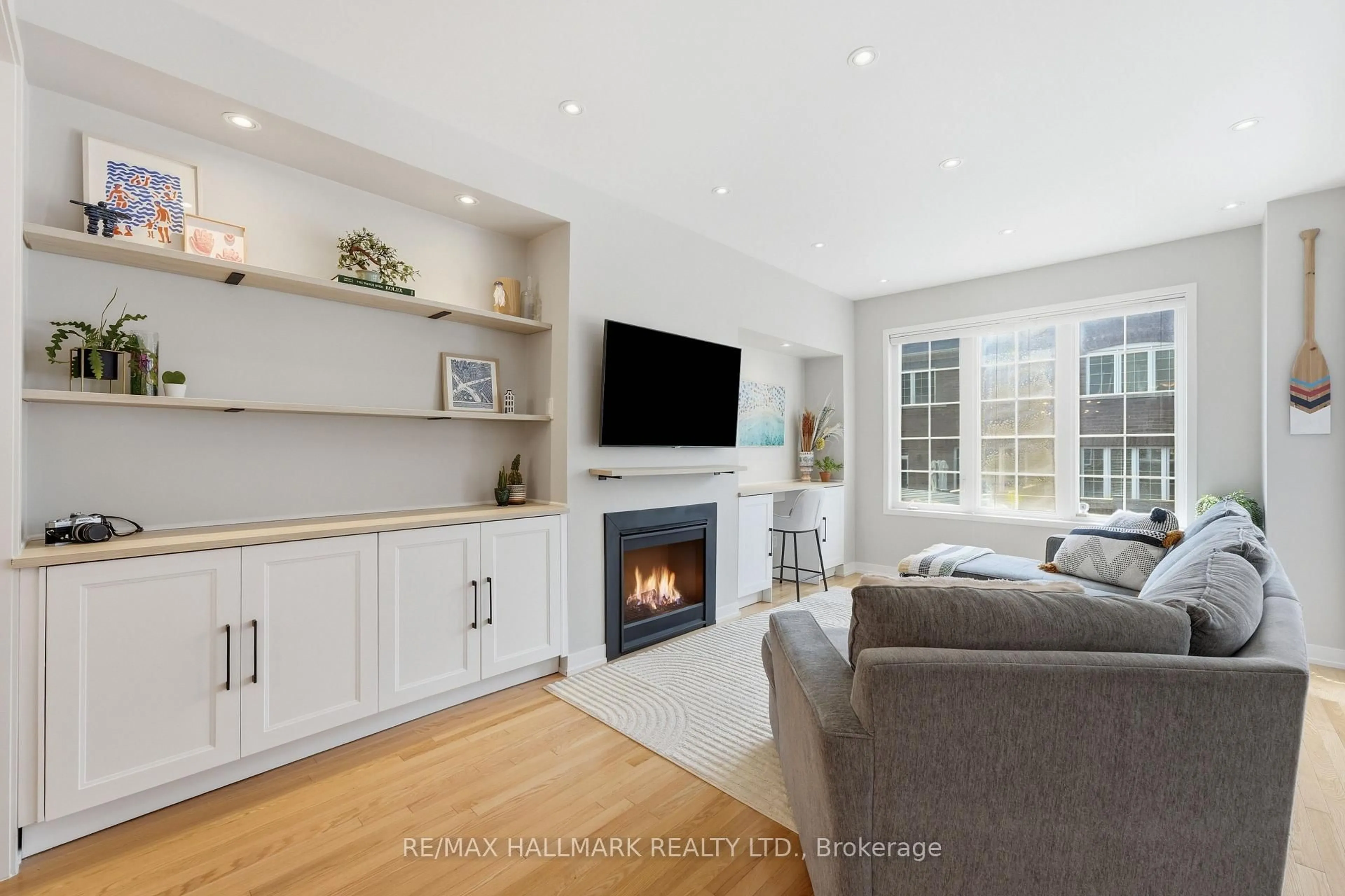Living room with furniture, unknown for 7 Harcourt St, Vaughan Ontario L6A 4Y4