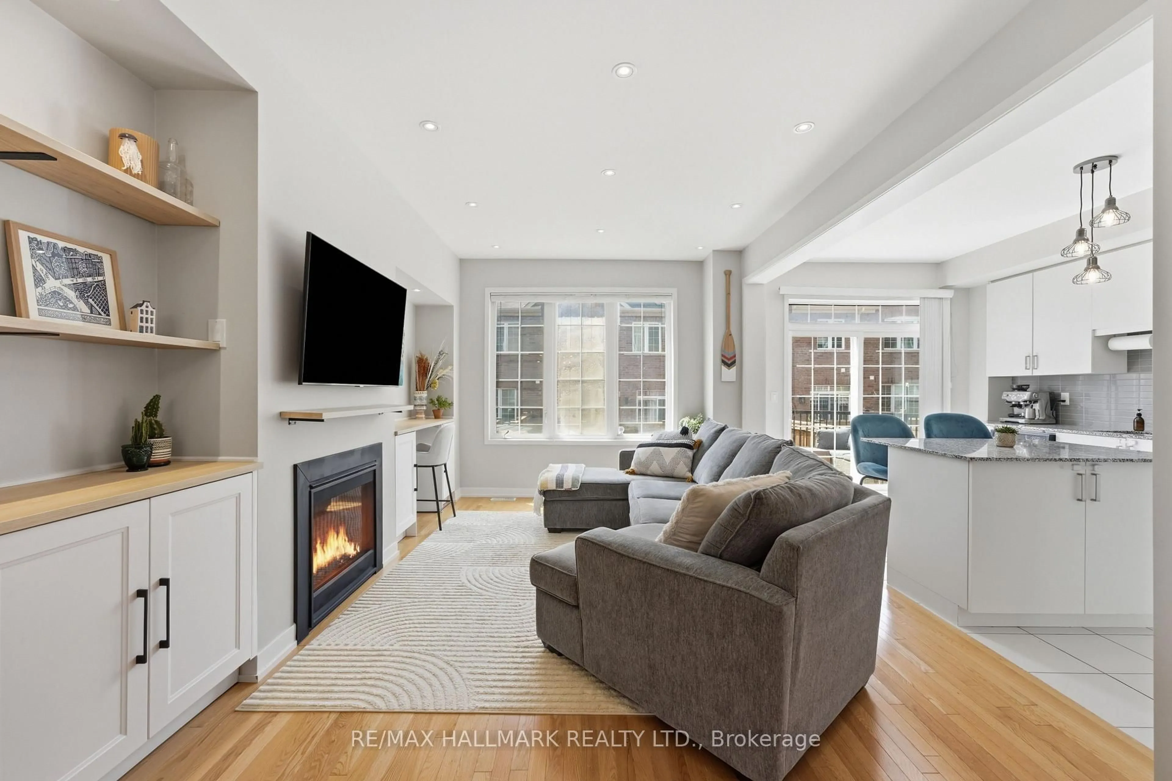 Living room with furniture, unknown for 7 Harcourt St, Vaughan Ontario L6A 4Y4