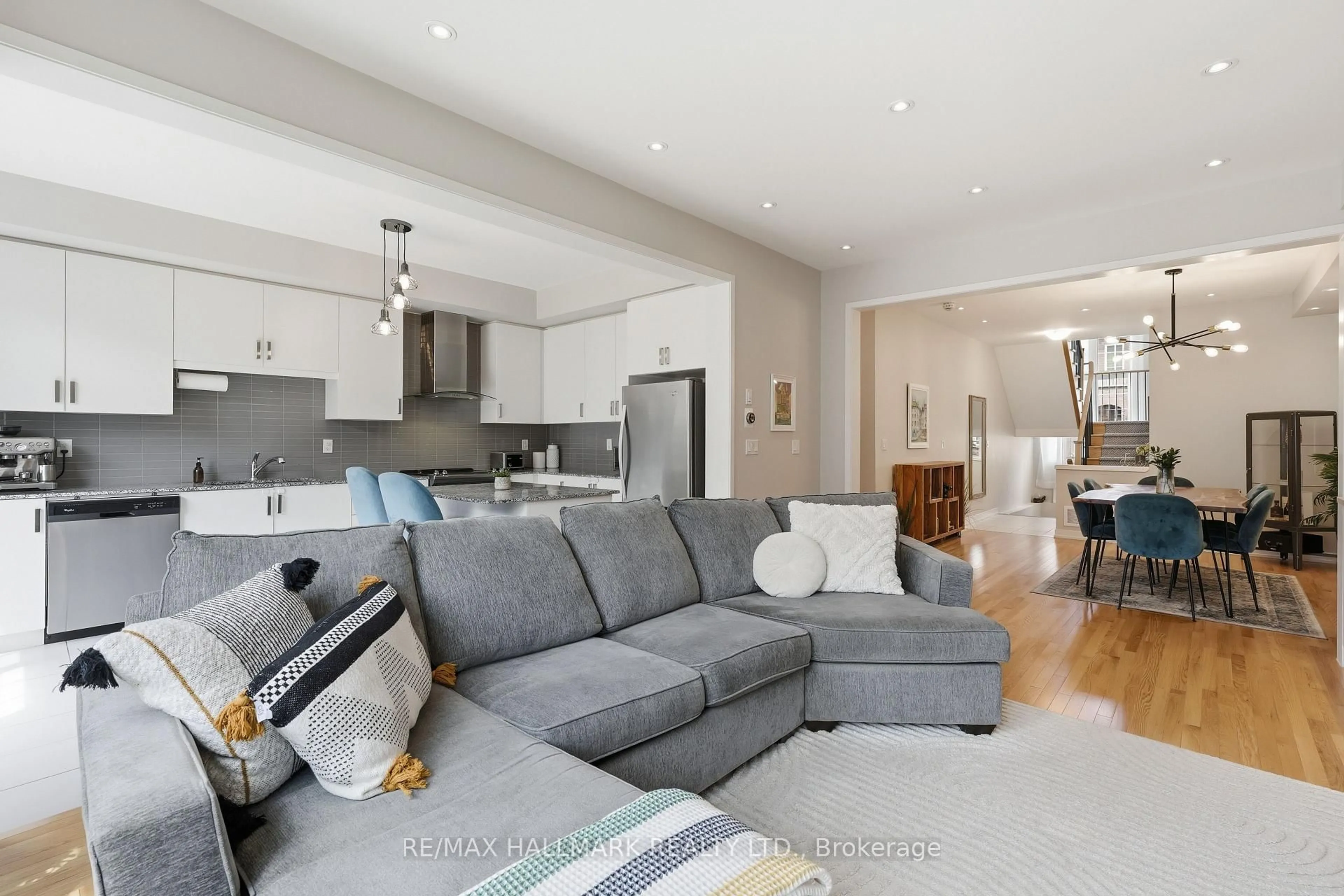 Living room with furniture, unknown for 7 Harcourt St, Vaughan Ontario L6A 4Y4