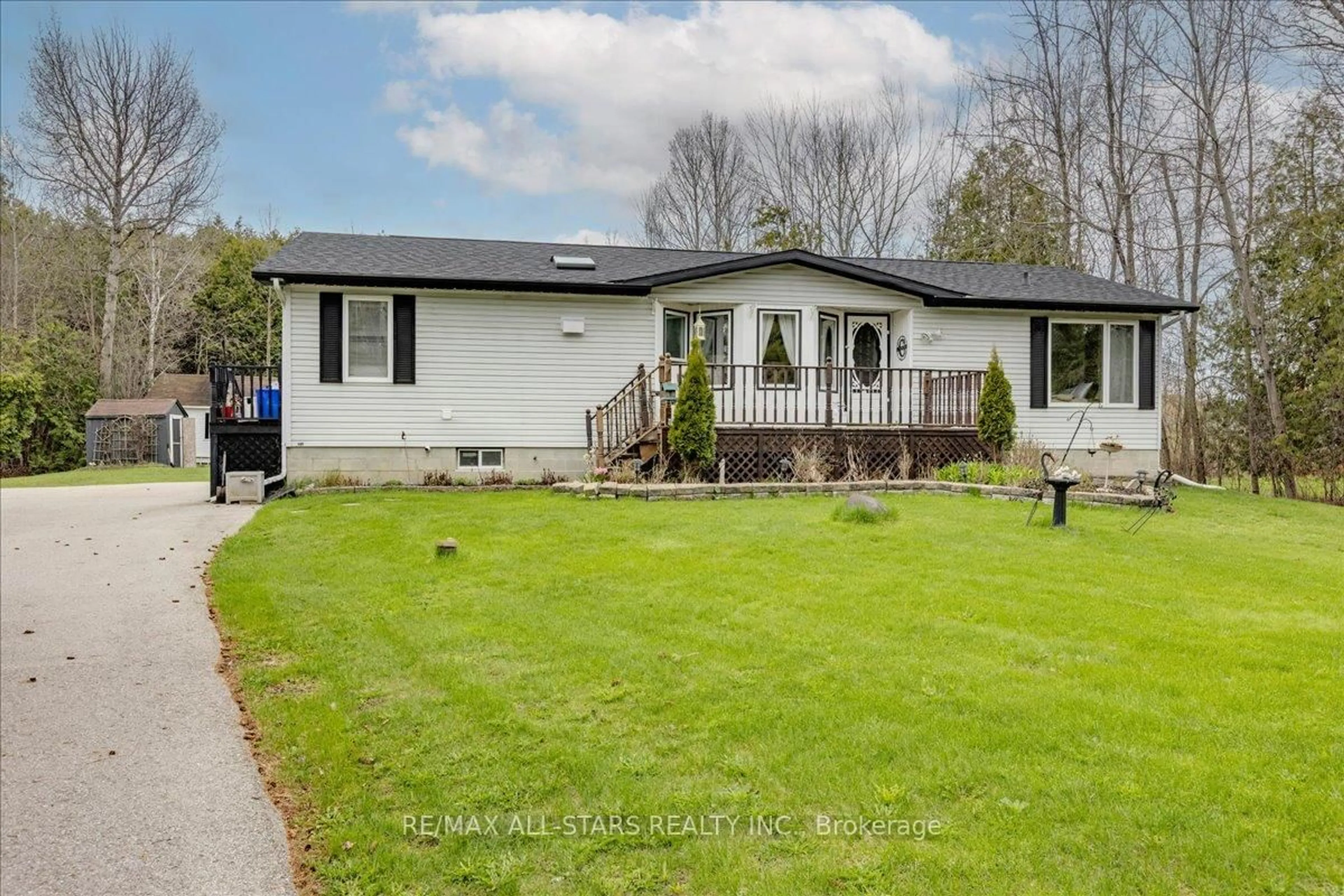 A pic from outside/outdoor area/front of a property/back of a property/a pic from drone, street for 26576 Park Rd, Georgina Ontario L0E 1R0