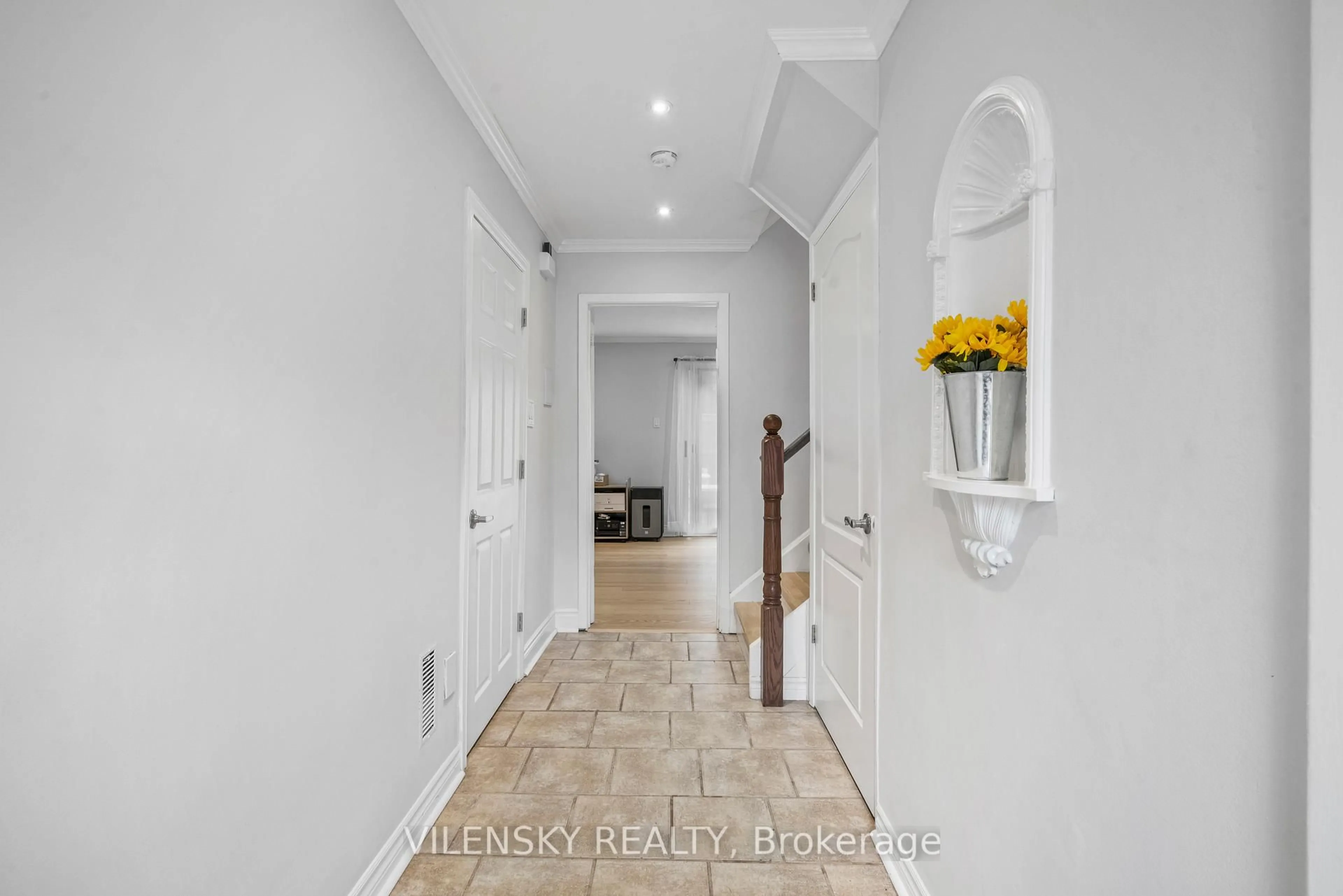 Indoor entryway for 14 Poplar Cres #19, Aurora Ontario L4G 3L3