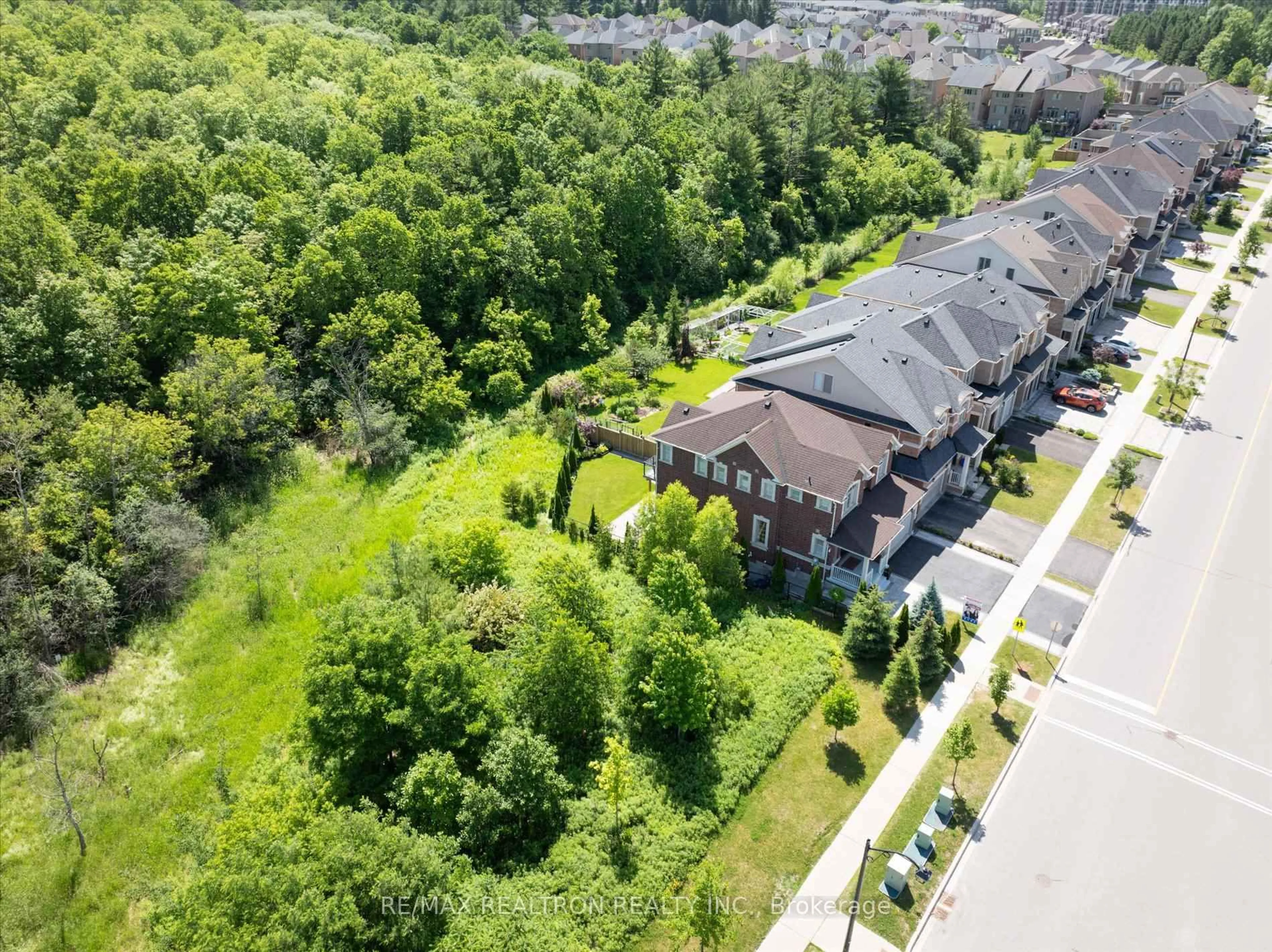 A pic from outside/outdoor area/front of a property/back of a property/a pic from drone, unknown for 175 William Graham Dr, Aurora Ontario L4G 0W5