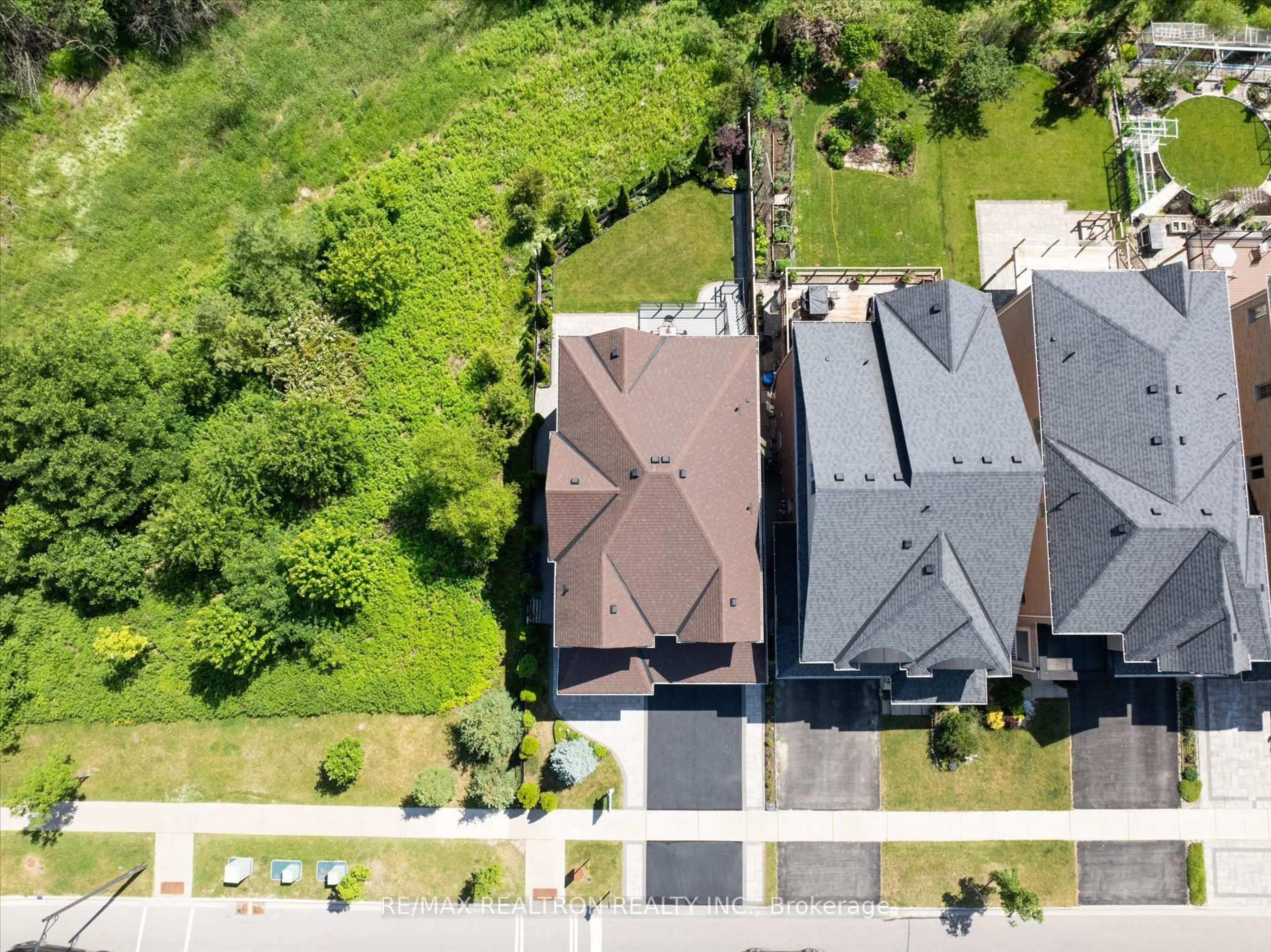 A pic from outside/outdoor area/front of a property/back of a property/a pic from drone, street for 175 William Graham Dr, Aurora Ontario L4G 0W5