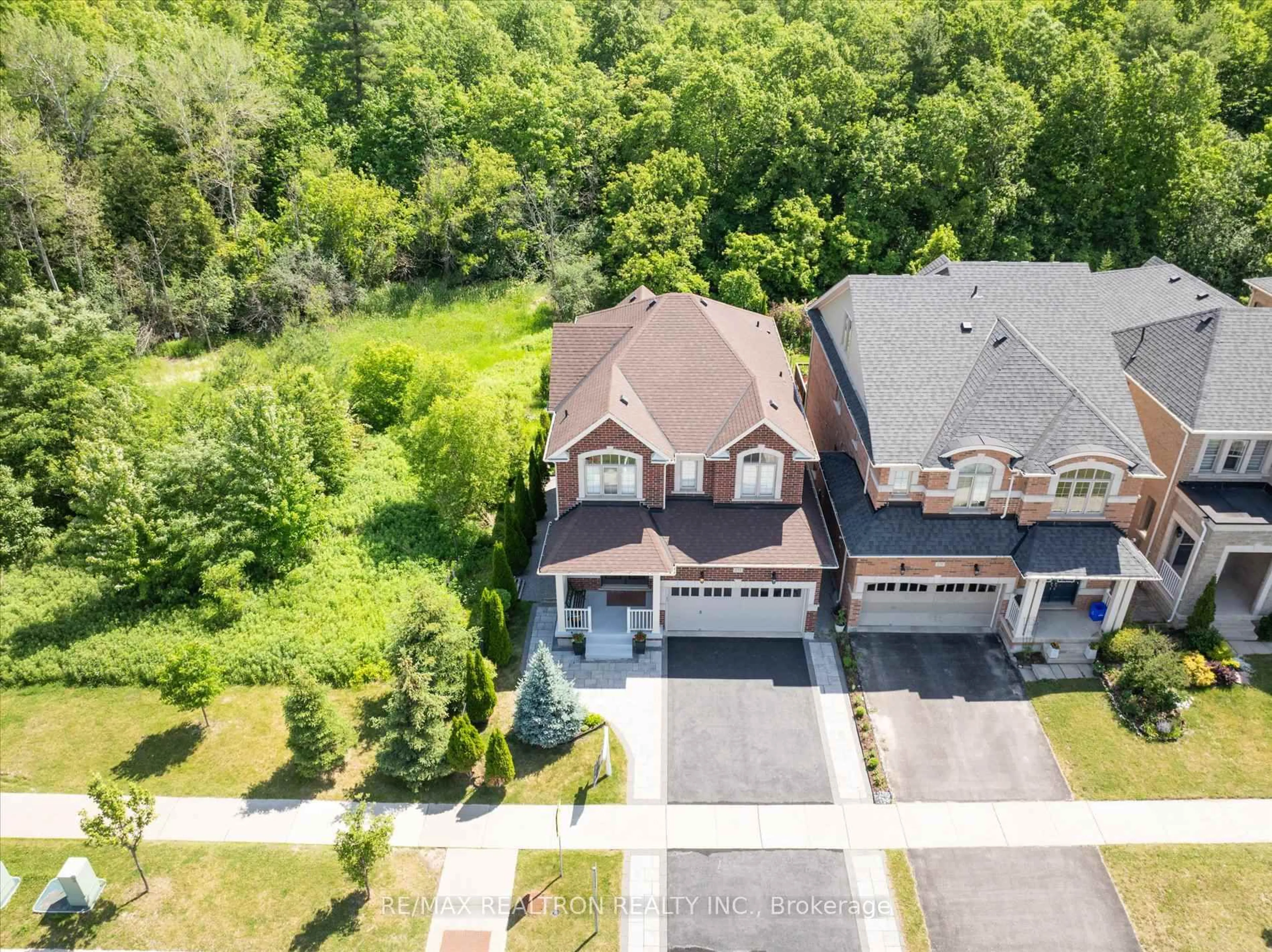 A pic from outside/outdoor area/front of a property/back of a property/a pic from drone, street for 175 William Graham Dr, Aurora Ontario L4G 0W5